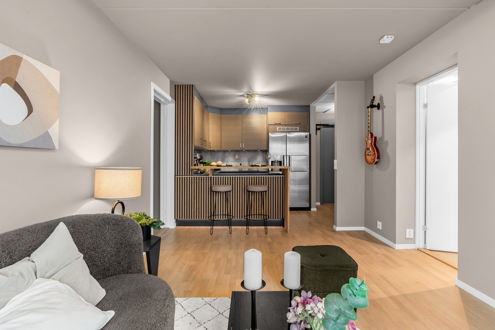 Her er det god plass til både sofagruppe, spisebord og TV med tilhørende møbler. Galleribilde