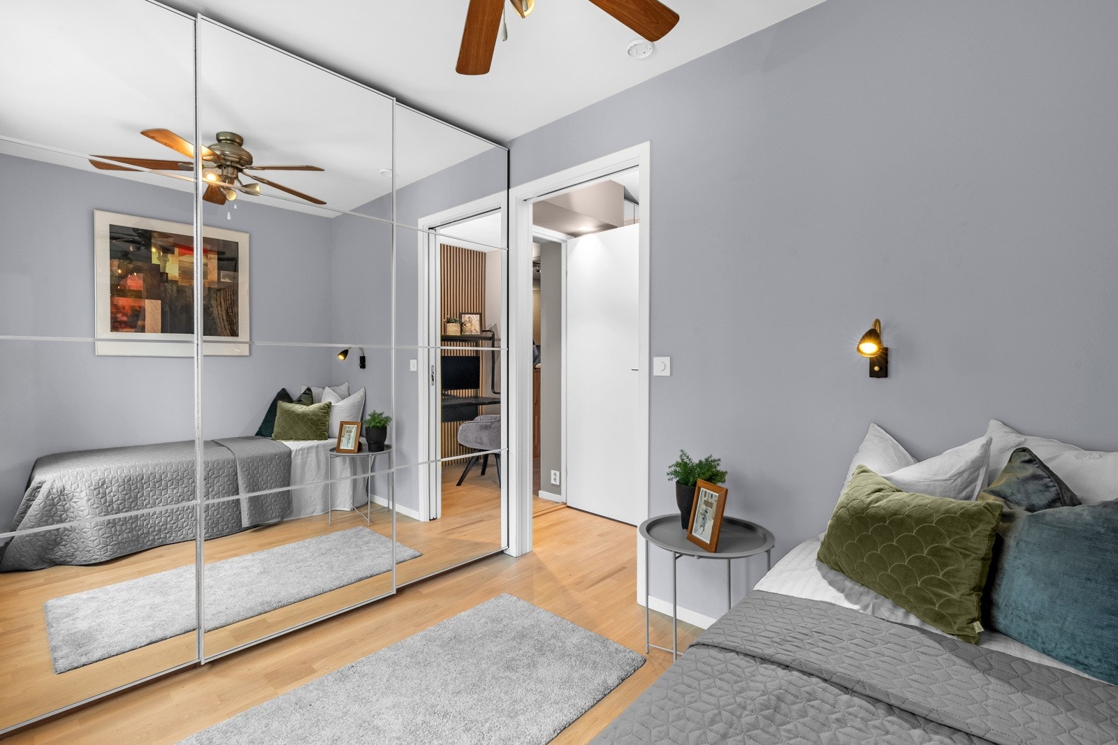 Speil skyvedørsgarderobe med gode oppbevaringsmuligheter. Galleribilde