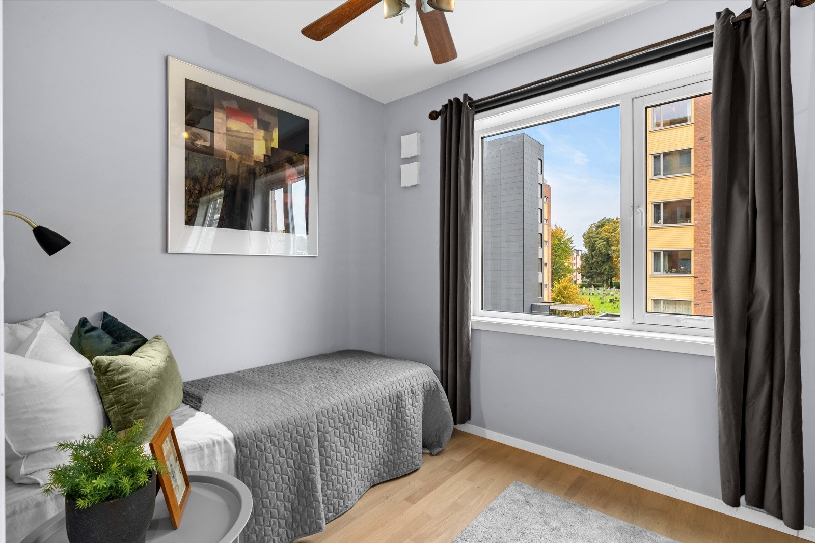 Det andre soverommet har plass til seng og nattbord. Det er fastmontert en leselampe over seng og skyvedørsgarderobe med speilfronter. Galleribilde