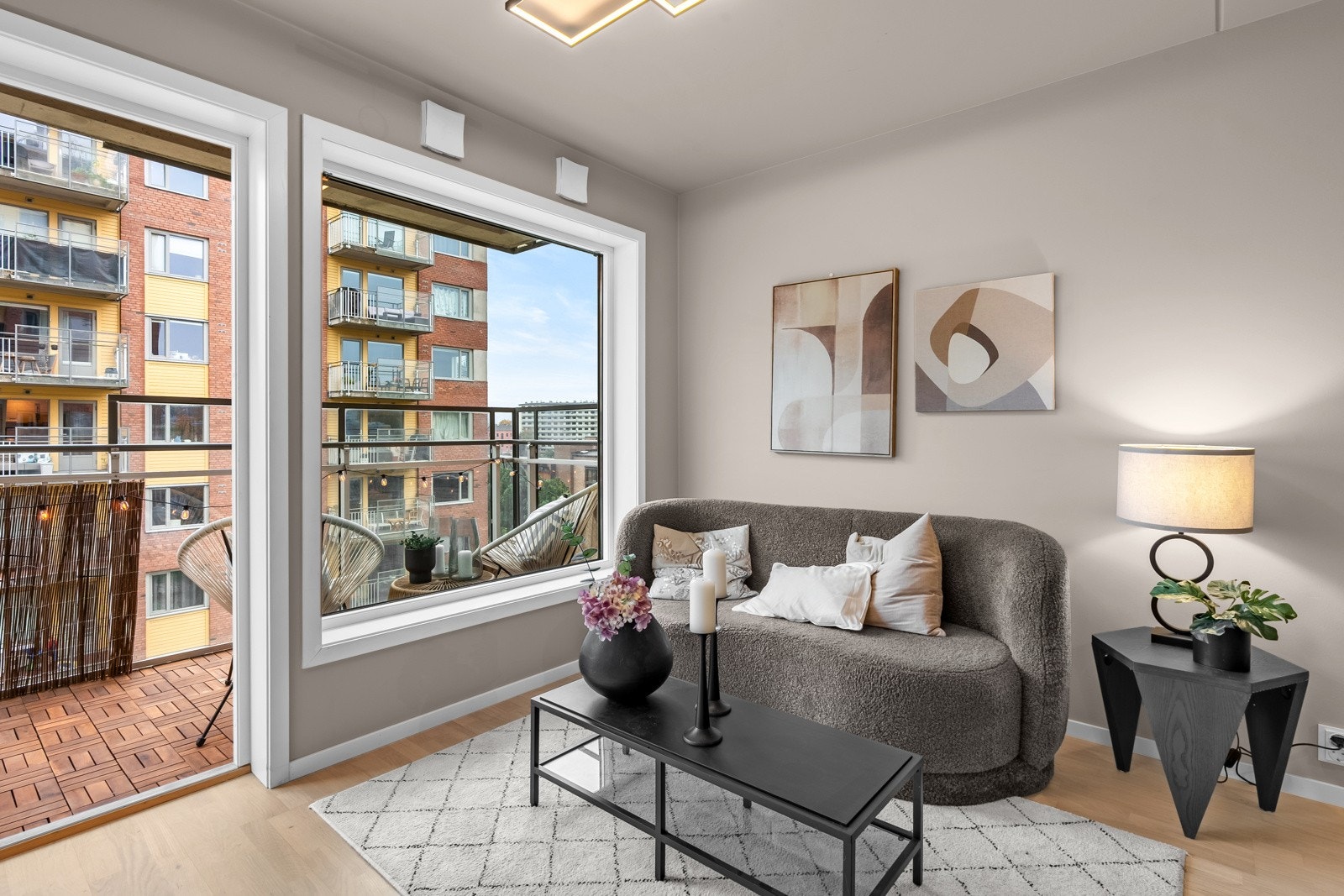 Det er store vindusflater som slipper inn rikelig med lys i boligen. Galleribilde