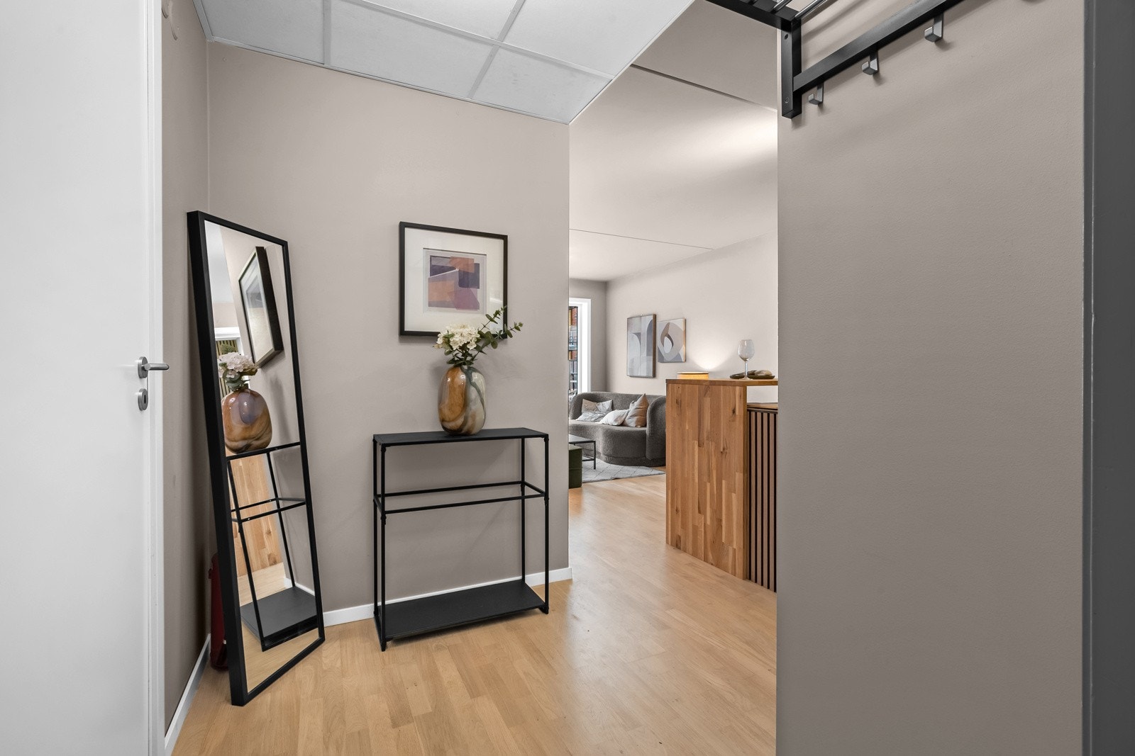 Når du kommer inn i boligen, er det første du møter en lys og innbydende entré. Galleribilde