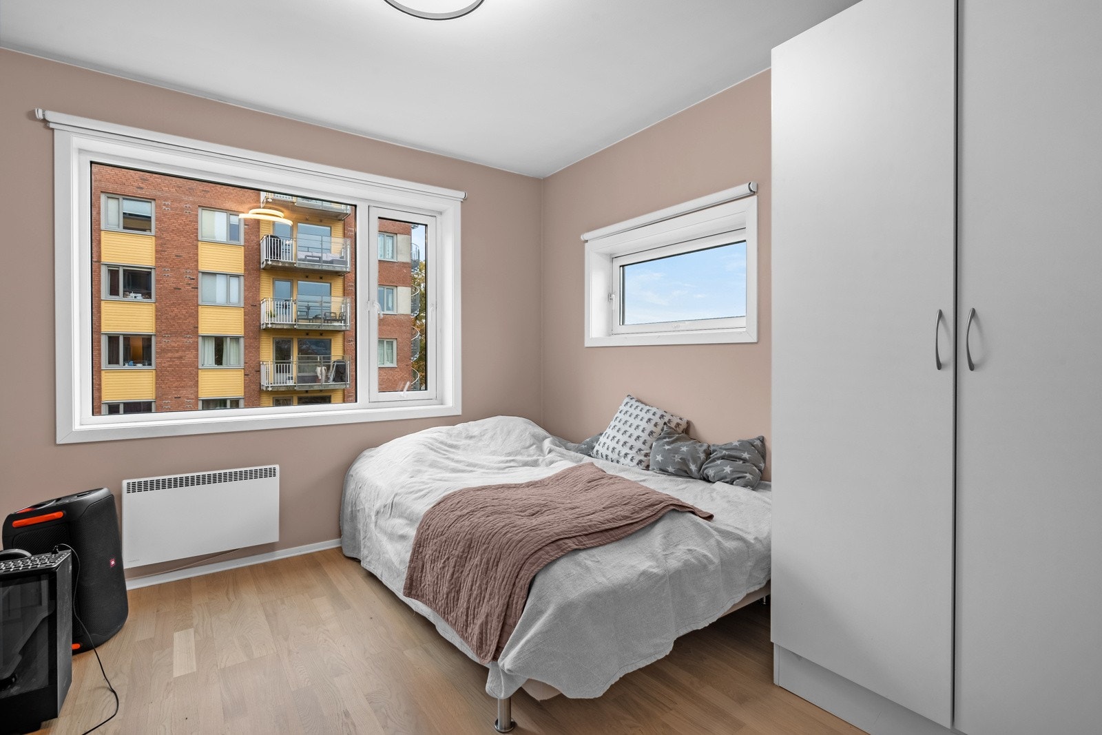 Soverommet er romslig og med god plass til dobbeltseng, skrivebord nattbord og garderobeskap. Galleribilde