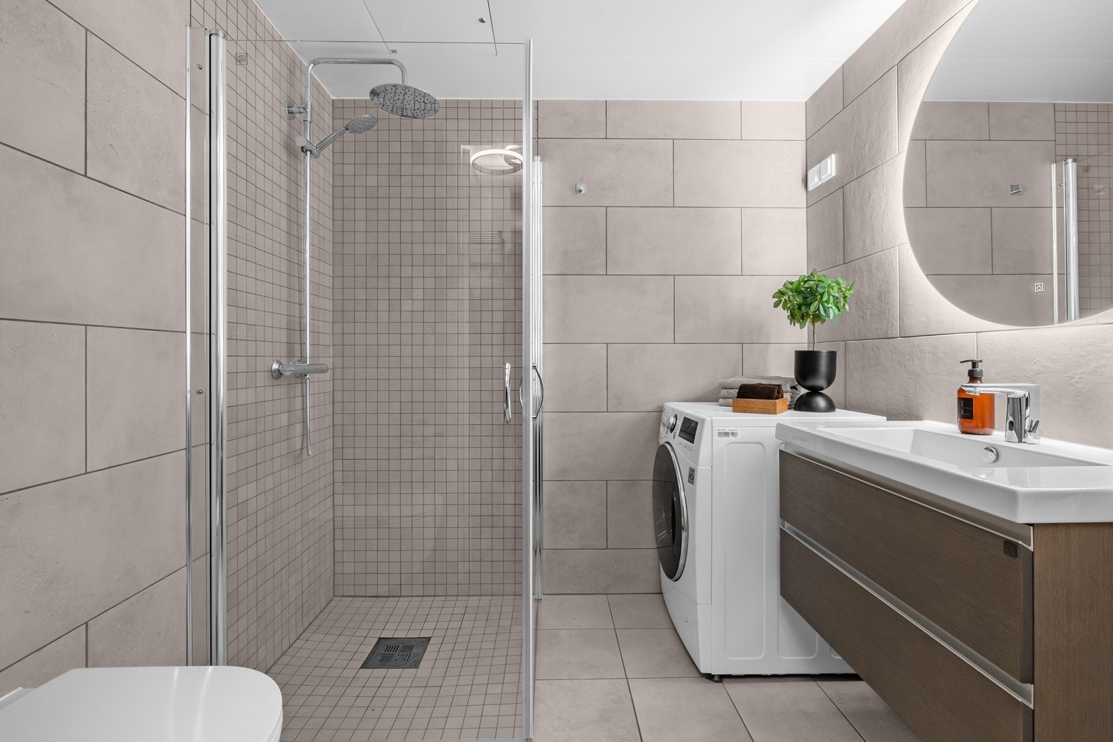 Lyst og delikat bad, betydelig oppgradert i 2024 med nye fliser, toalett, dusjvegger, armaturer og speil. Galleribilde