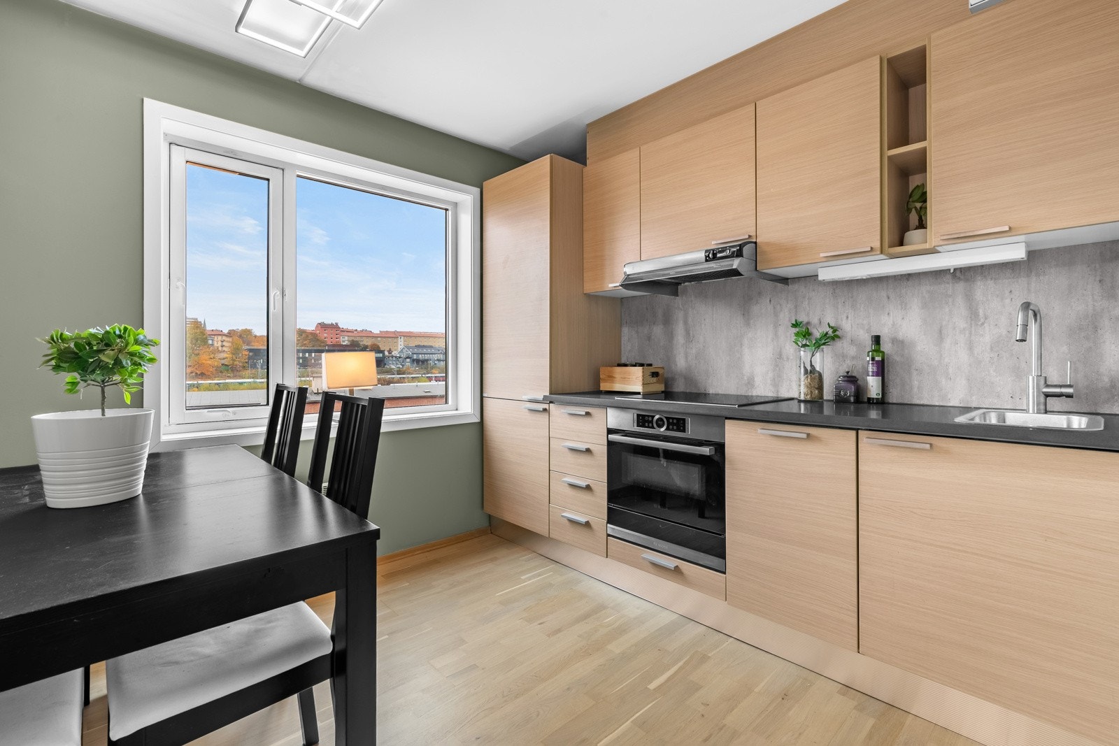 Leiligheten har en utleiedel som i dag leies ut for kr. 14.000,- pr mnd. inkl. én garasjeplass. Galleribilde