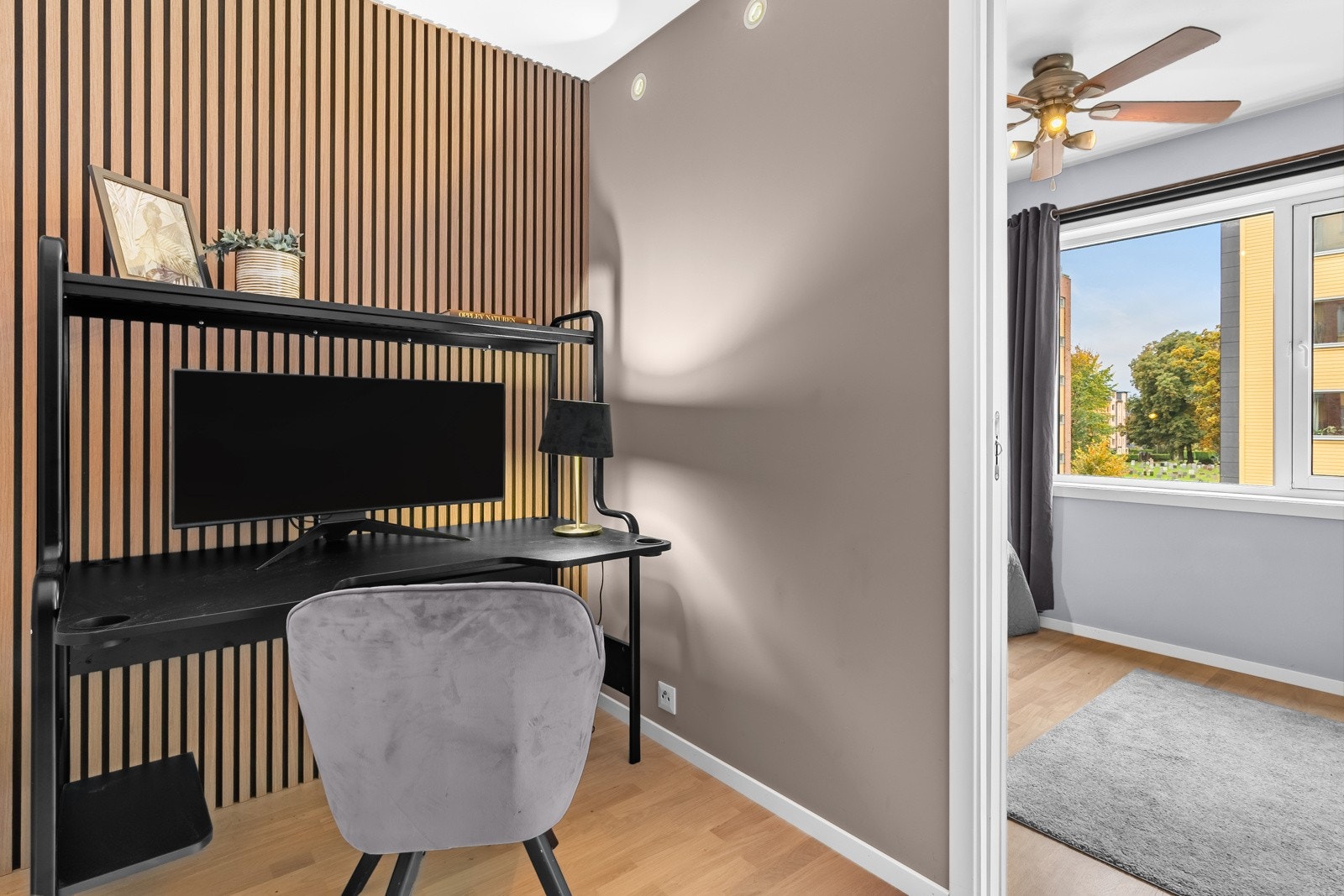 Fra soverom 2 er det en praktisk kontordel, ideelt til dager med hjemmekontor. Galleribilde