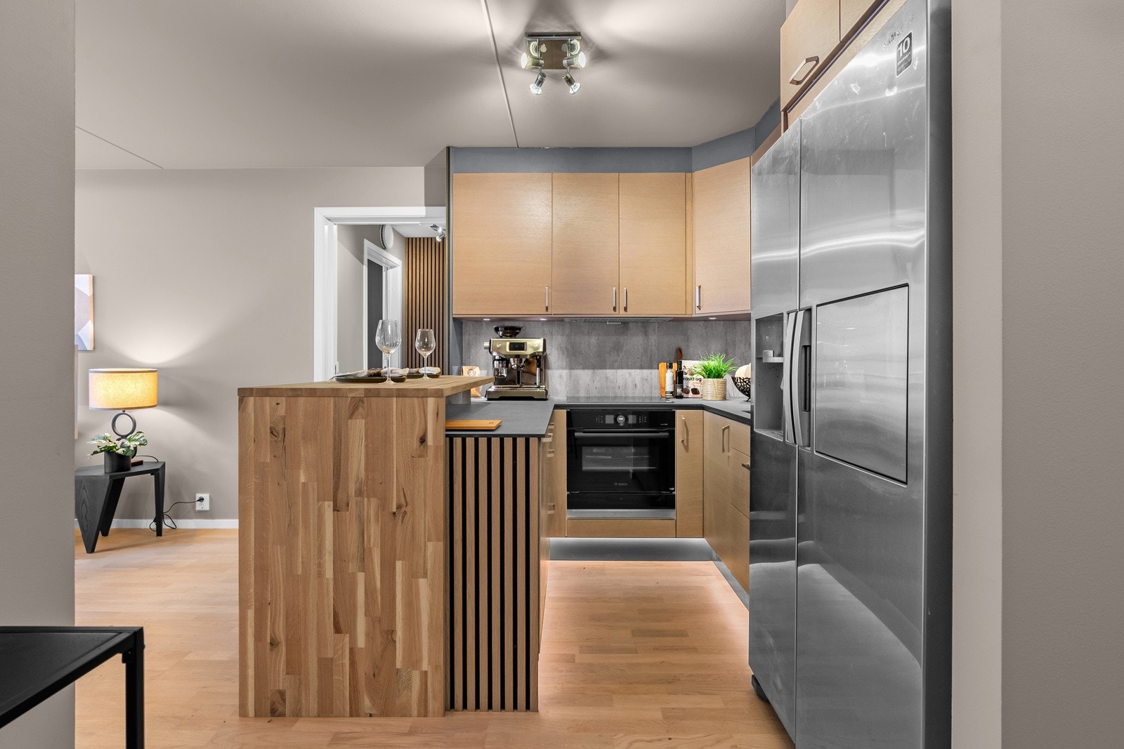 De integrerte hvitevarene som komfyr med dampfunksjon, platetopp, oppvaskmaskin og kjøleskap med fryserdel og isbitmaskin medfølger. Galleribilde