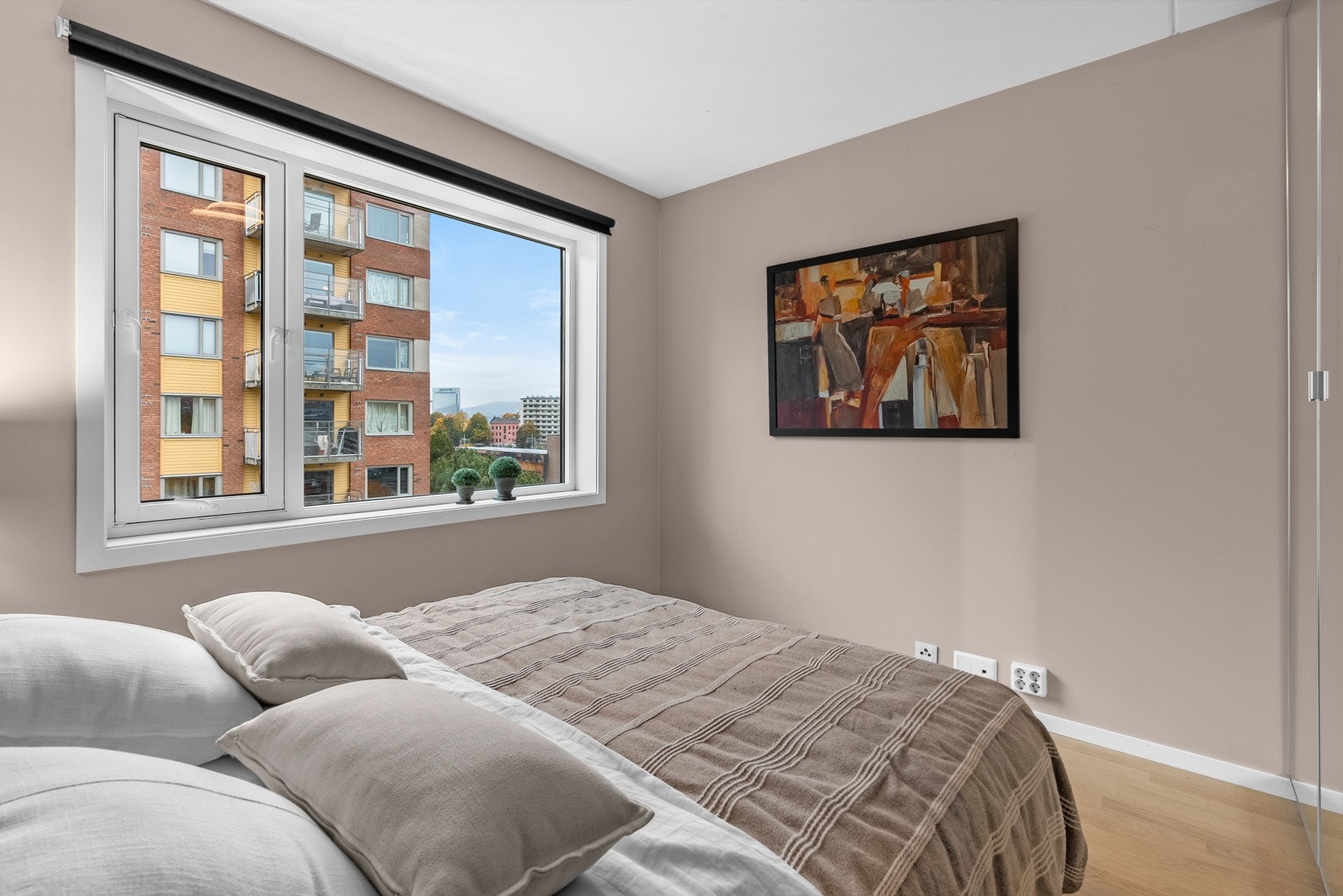 Hovedsoverommet har god plass til dobbeltseng og nattbord. I tillegg garderobeskap som er montert på hovedsoverom. Galleribilde