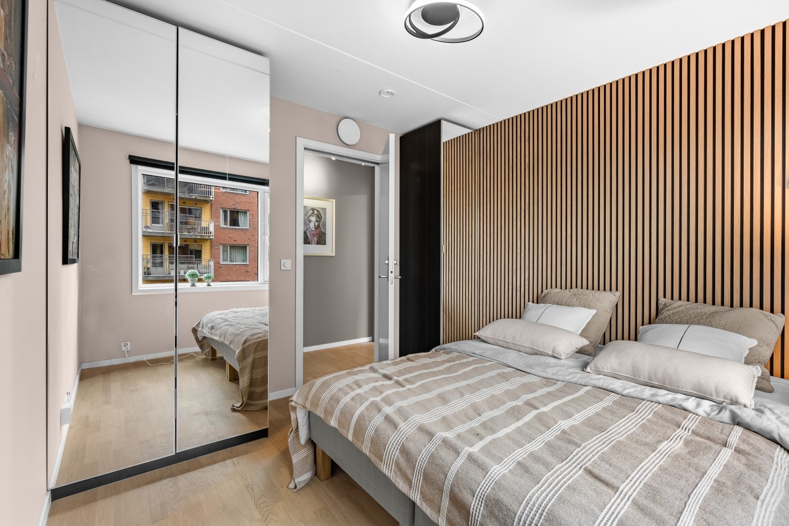 Stilfull spilevegg på hovedsoverommet. Det er montert romslige Pax garderobeskap på hver side av døren. Disse medøfølger leiligheten. Galleribilde