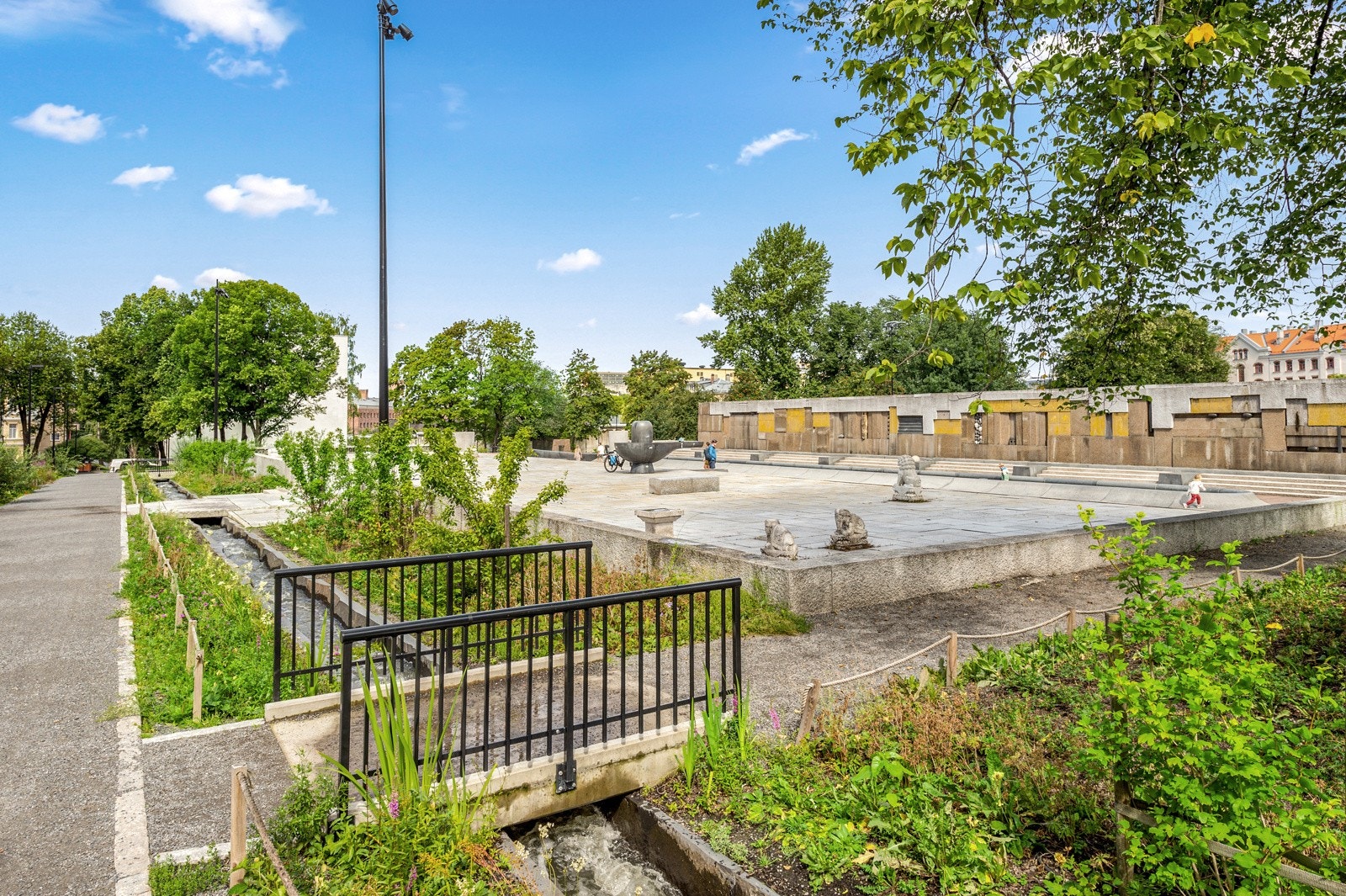Klosterenga park er en skulpturpark i bydel Gamle Oslo med et unikt kunstnerisk bekkeløp og kunstelementer utformet av billedhugger Bård Breivik. Galleribilde