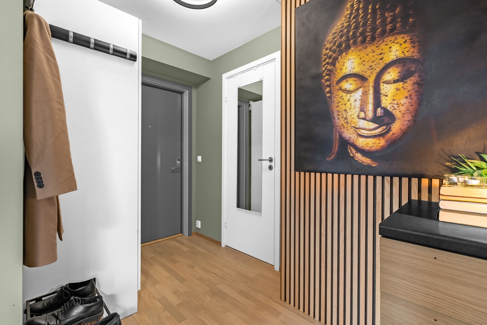 Når du kommer inn i hybelen, er det første du møter en lys og innbydende entré. Galleribilde