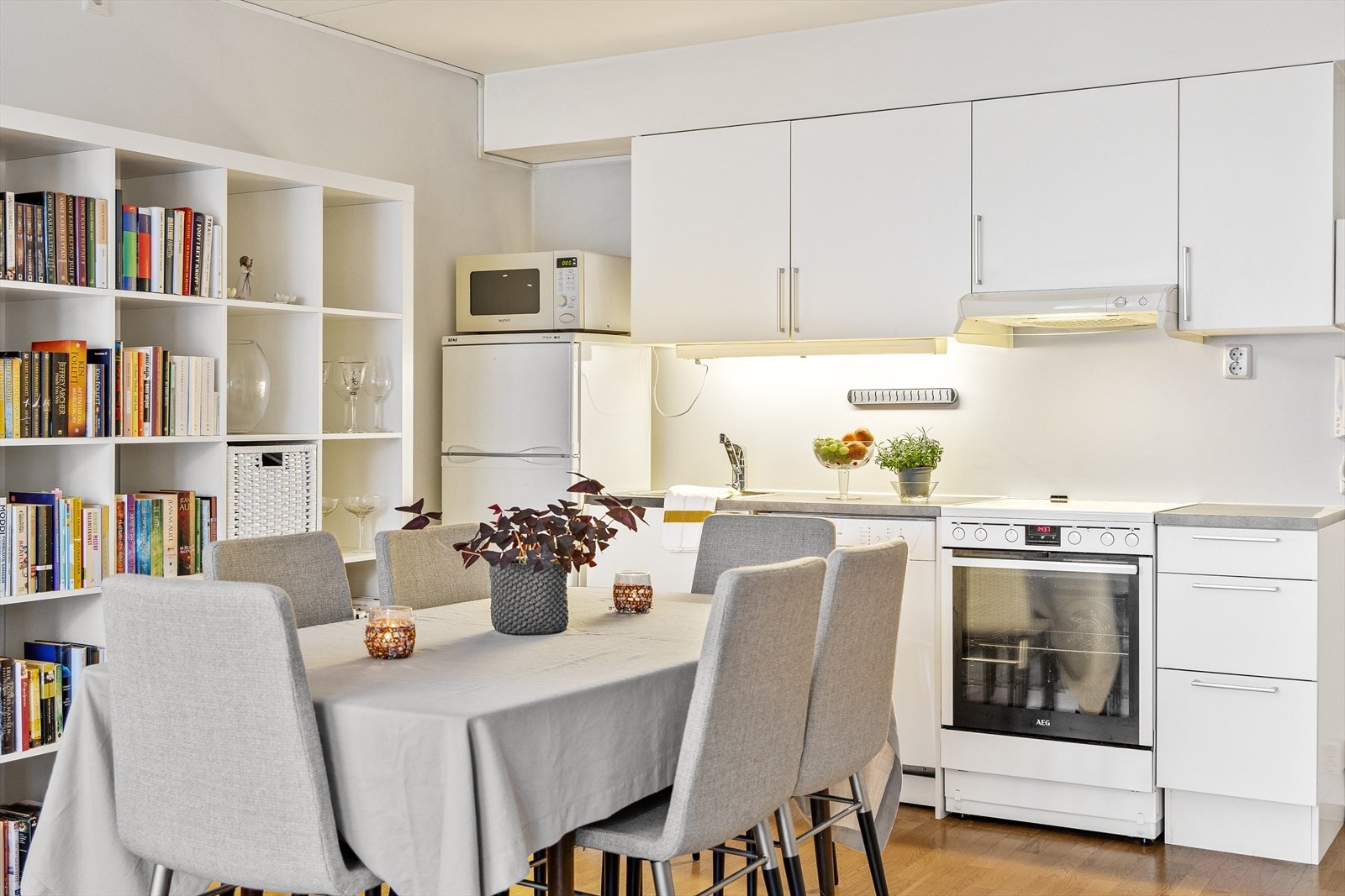 Praktisk kjøkkeninnredning fra byggeår med plass til frittstående hvitevarer. Galleribilde