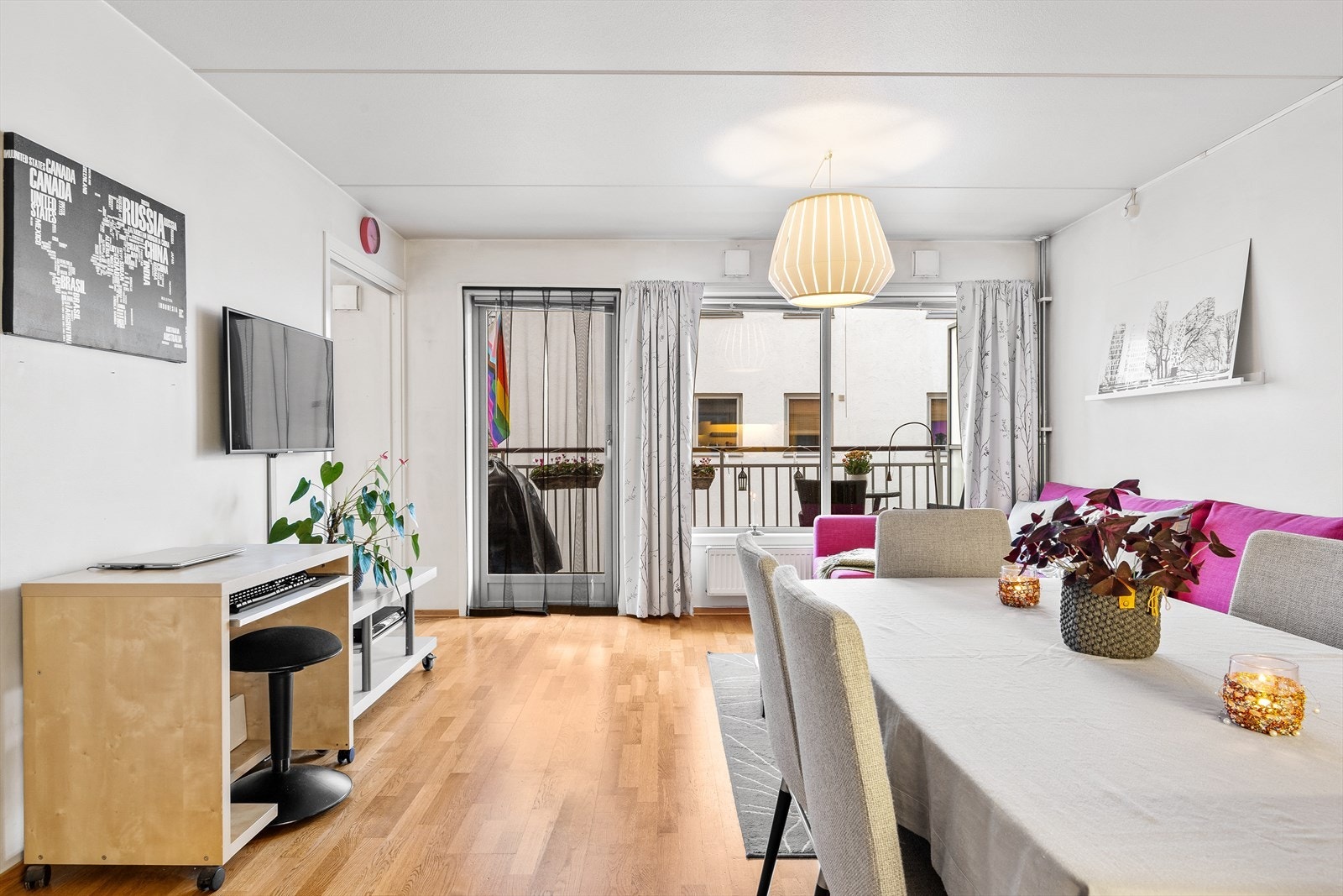 Dette er en innbydende 2-roms leilighet i bygg fra 2006 med heisadkomst og sydvestvendt balkong på 5,5 m². Galleribilde