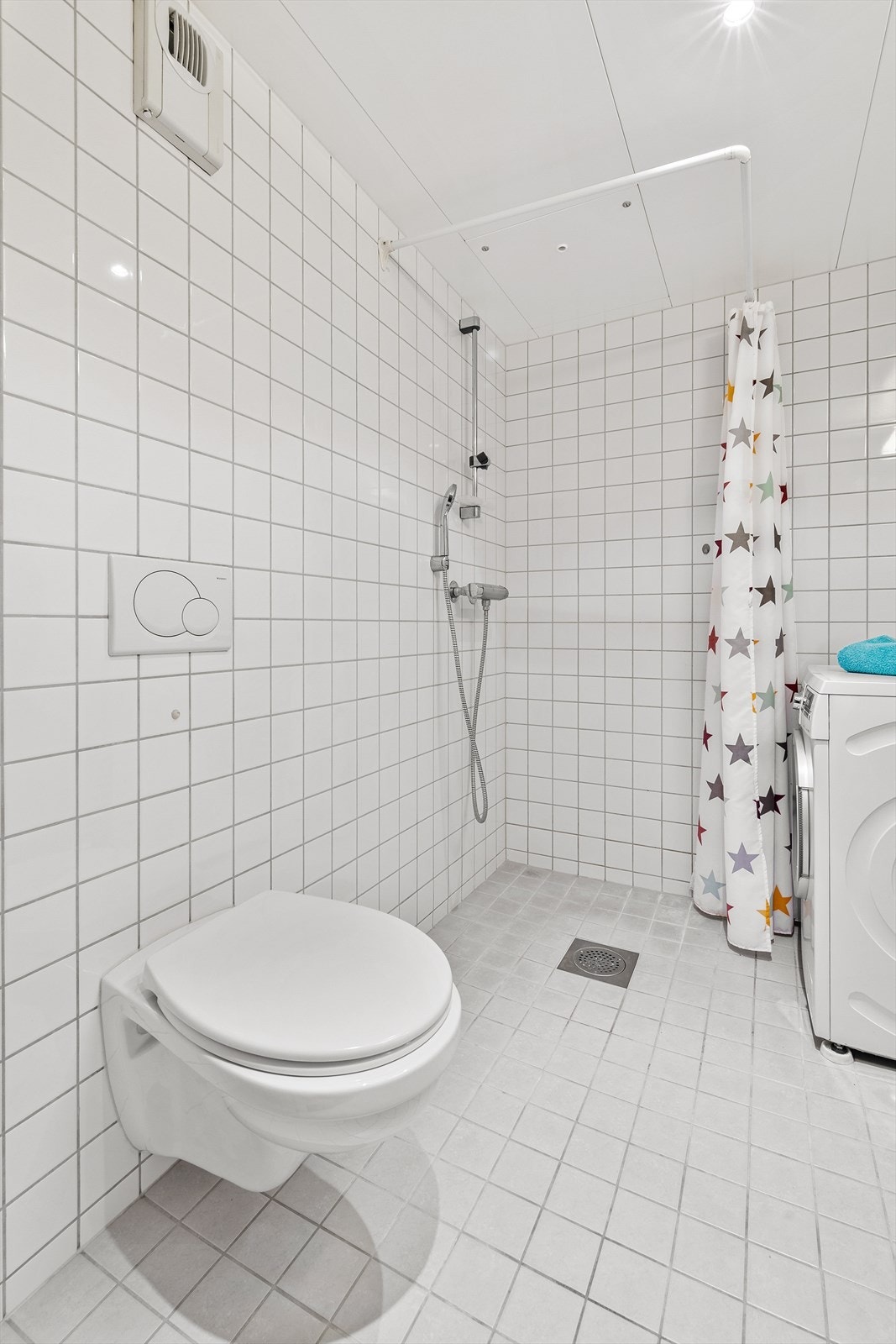 Pent flislagt baderom fra byggeår med elektriske varmekabler i gulvet. Galleribilde