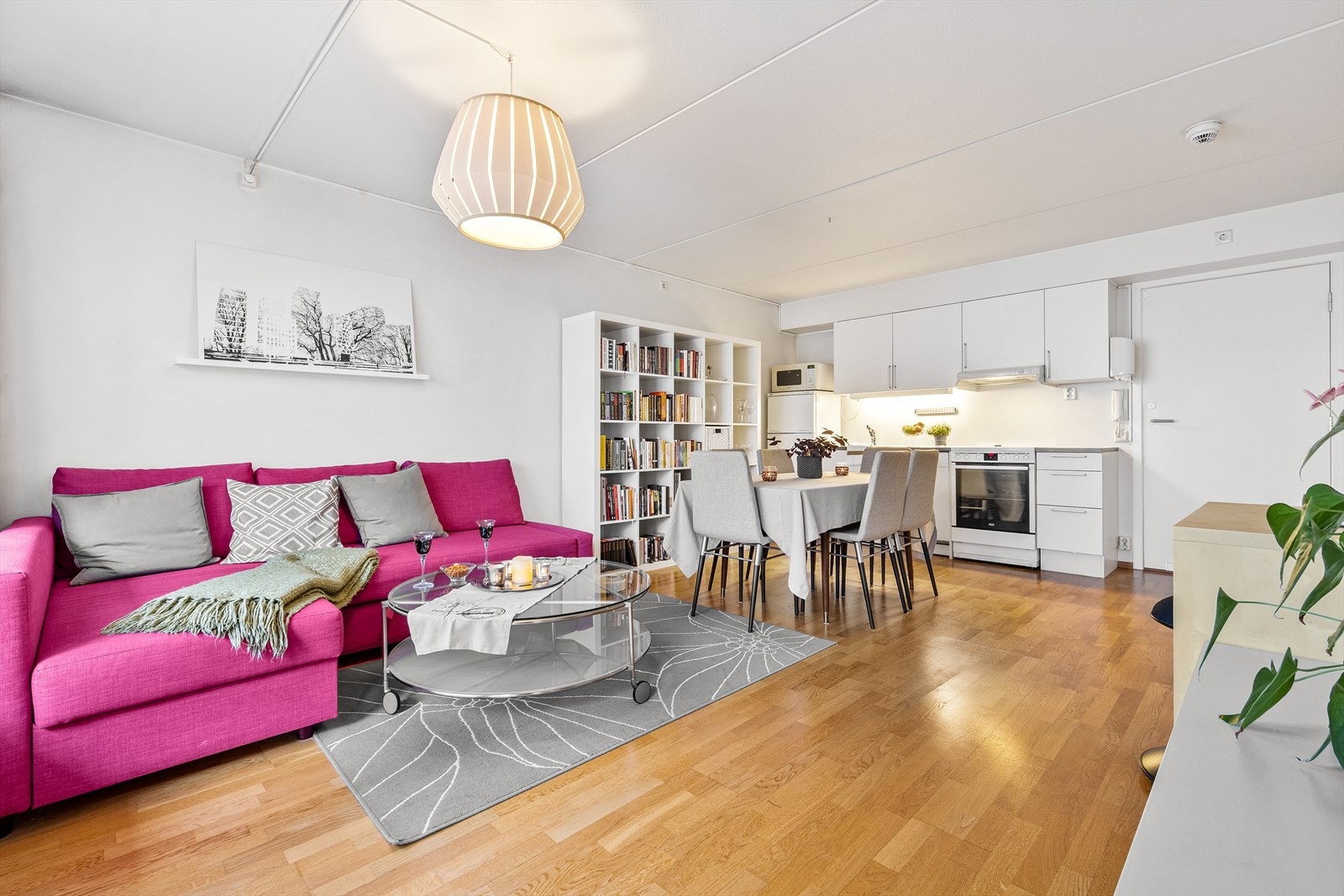 Stuen har en utforming som gjør den enkel å innrede med sofagruppe, TV-møbel og spisestue. Galleribilde