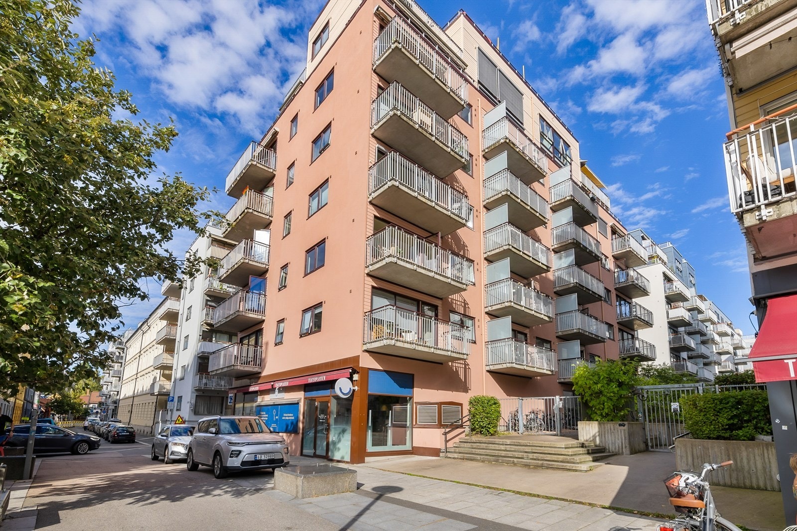 Med beliggenhet rett ved siden av Teaterplassen har du kort vei til spise- og serveringssteder, samt gangavstand til alt byen har å by på. Galleribilde