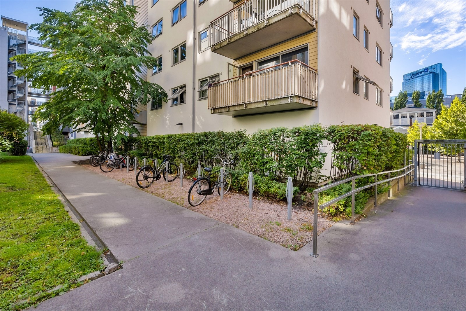 Det er etablert felles utendørs sykkelparkering. Galleribilde