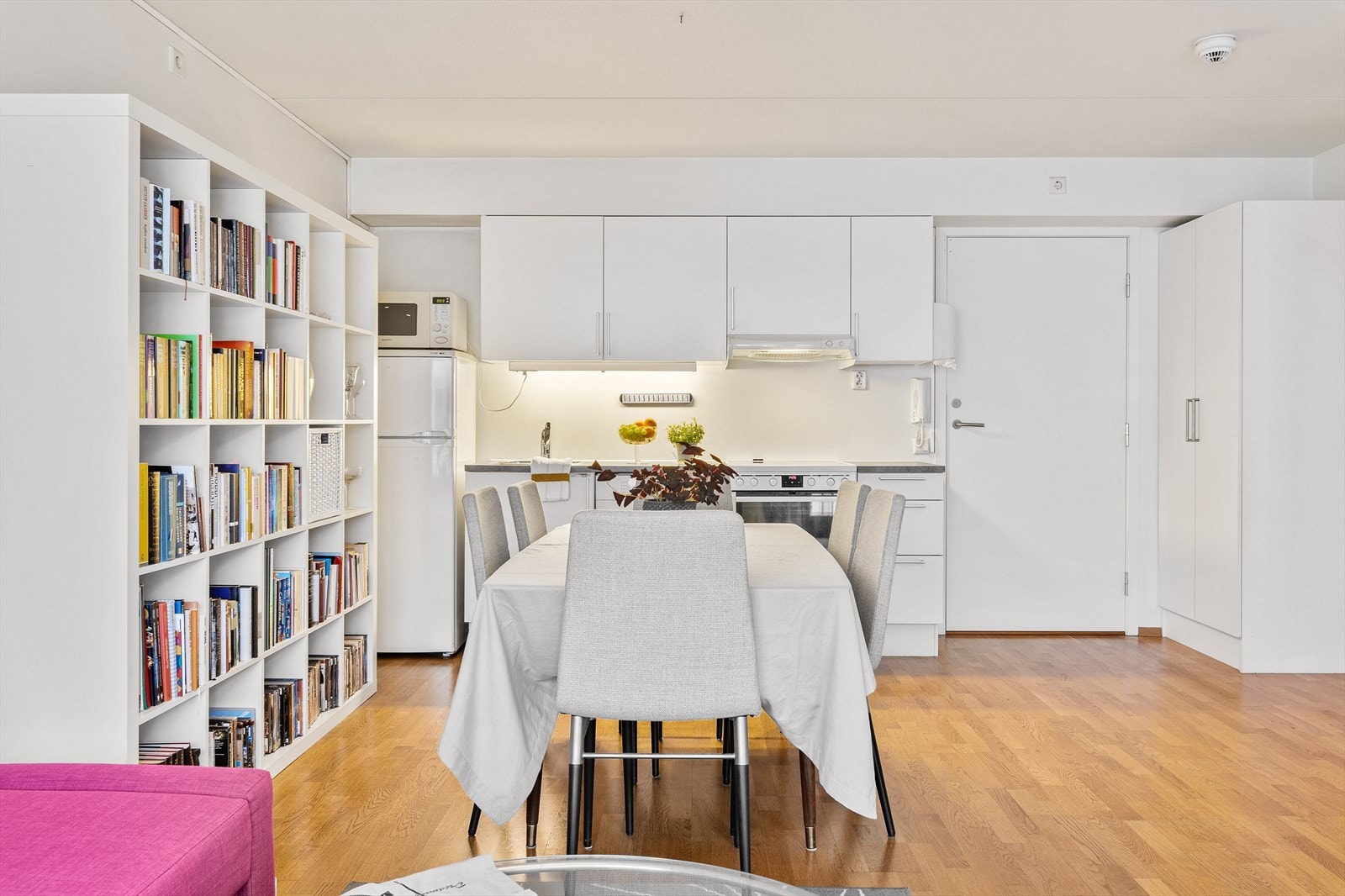 Stue og kjøkken i åpen løsning. Galleribilde