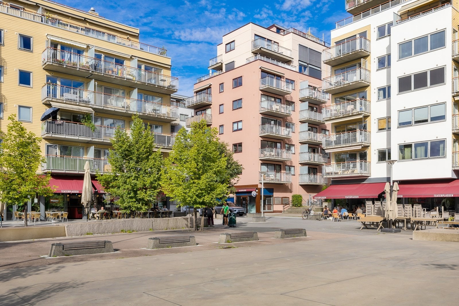 Teaterplassen har blitt et populært møtested de siste årene, med et godt utvalg av spise- og serveringssteder som Oslo Mekaniske Verksted, Potetkjelleren, Hotpot og Mad Goat. Galleribilde