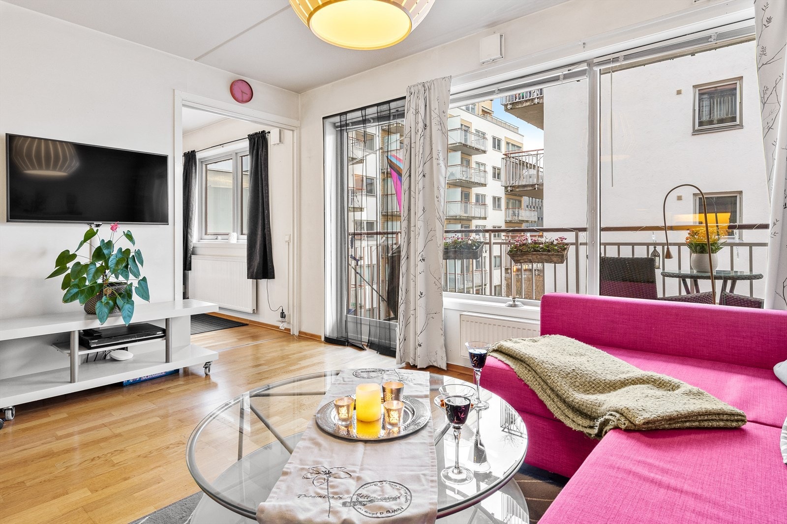 De store vindusflatene skaper en lys og innbydende romfølelse. Galleribilde