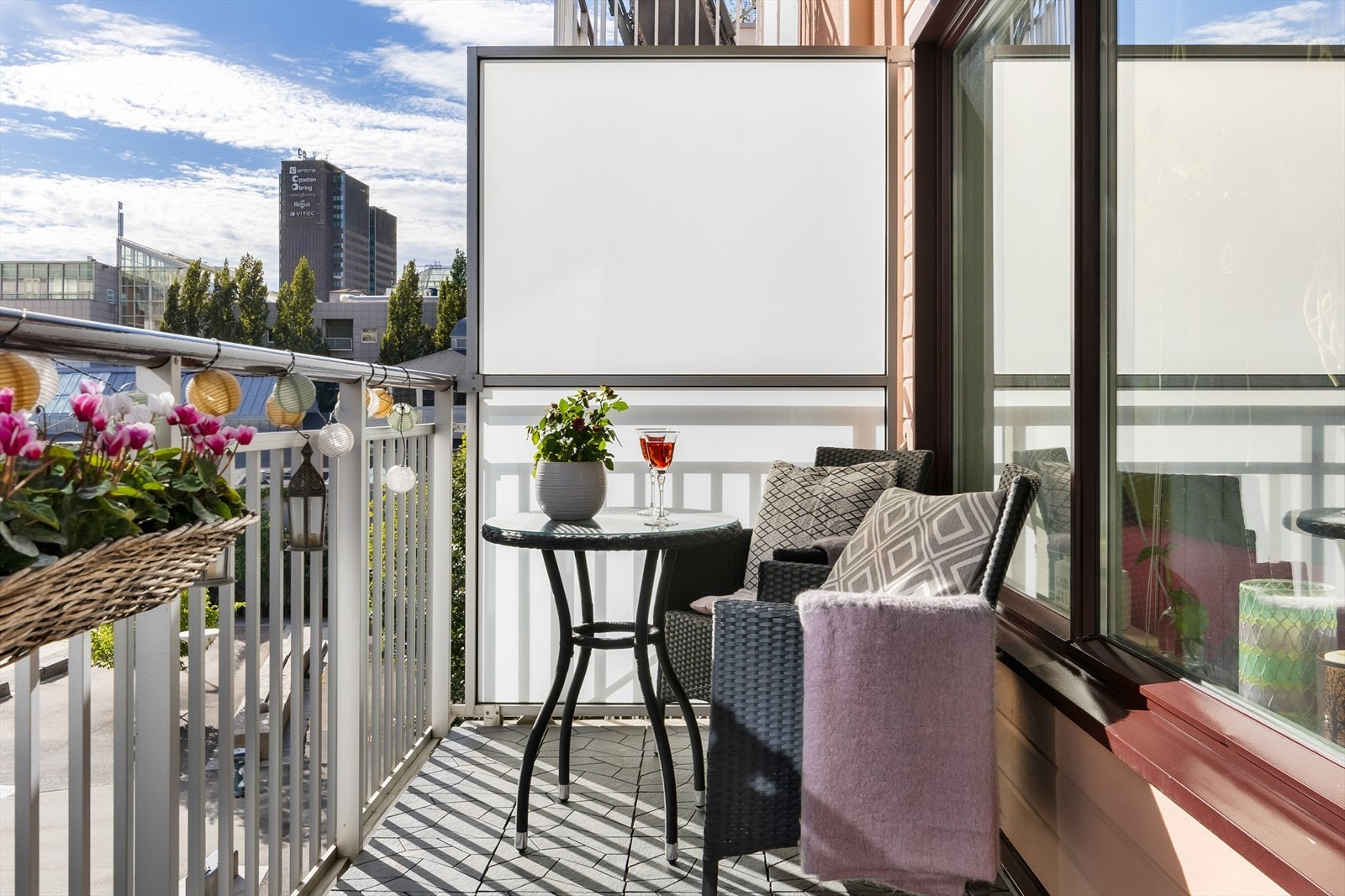 Sydvestvendt balkong med plastfliser på gulvet. Galleribilde