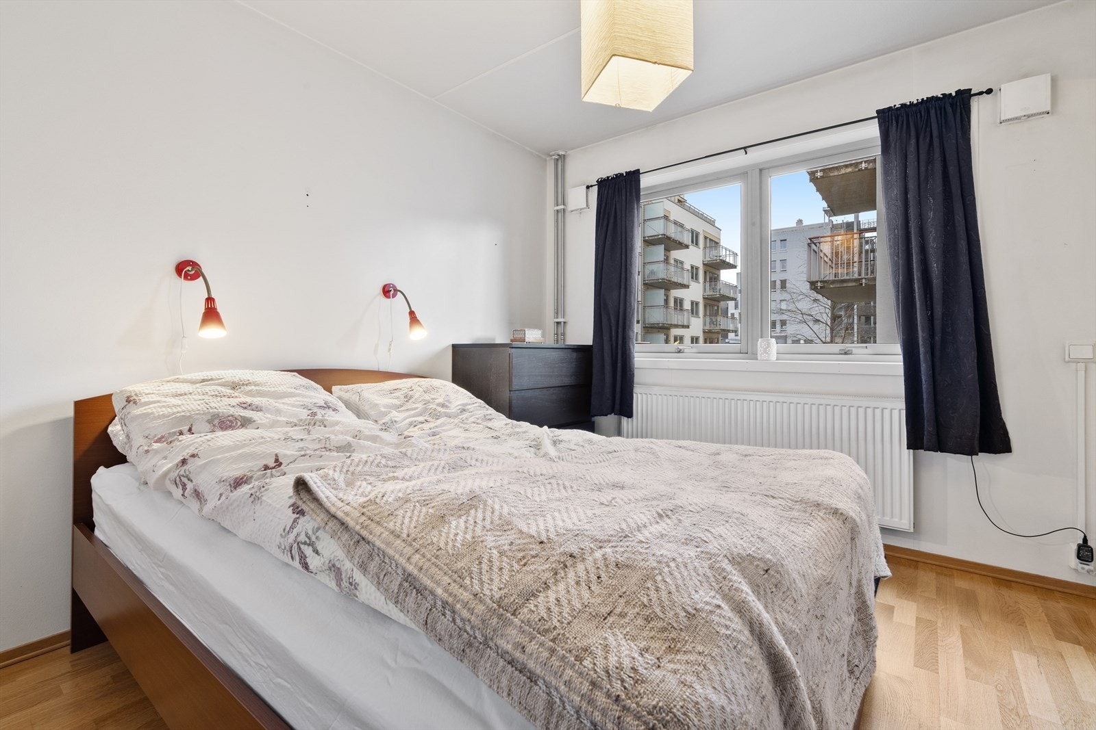 Leiligheten har et godt soverom med plass til dobbeltseng og tilhørende nattbord. Galleribilde