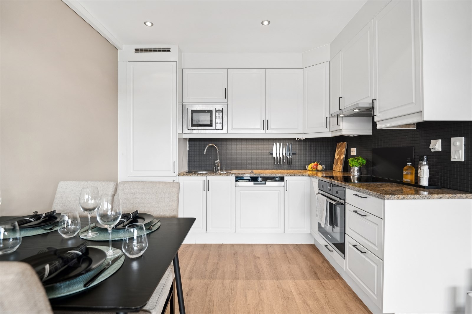 Kjøkkenet er tidløst med integrerte hvitevarer Galleribilde