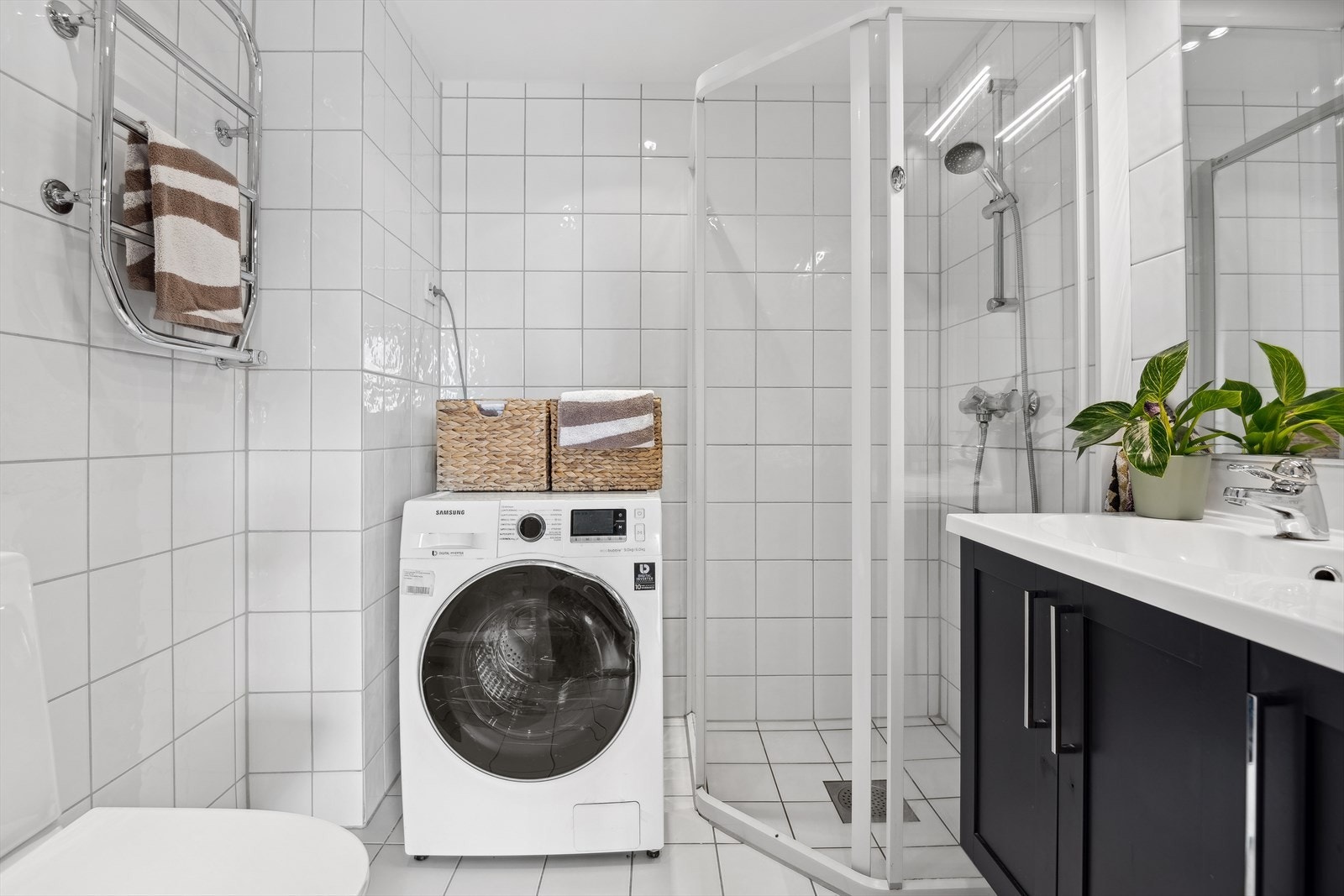 Helfliset bad med vannbåren gulvvarme og stedbygget dusjløsning Galleribilde