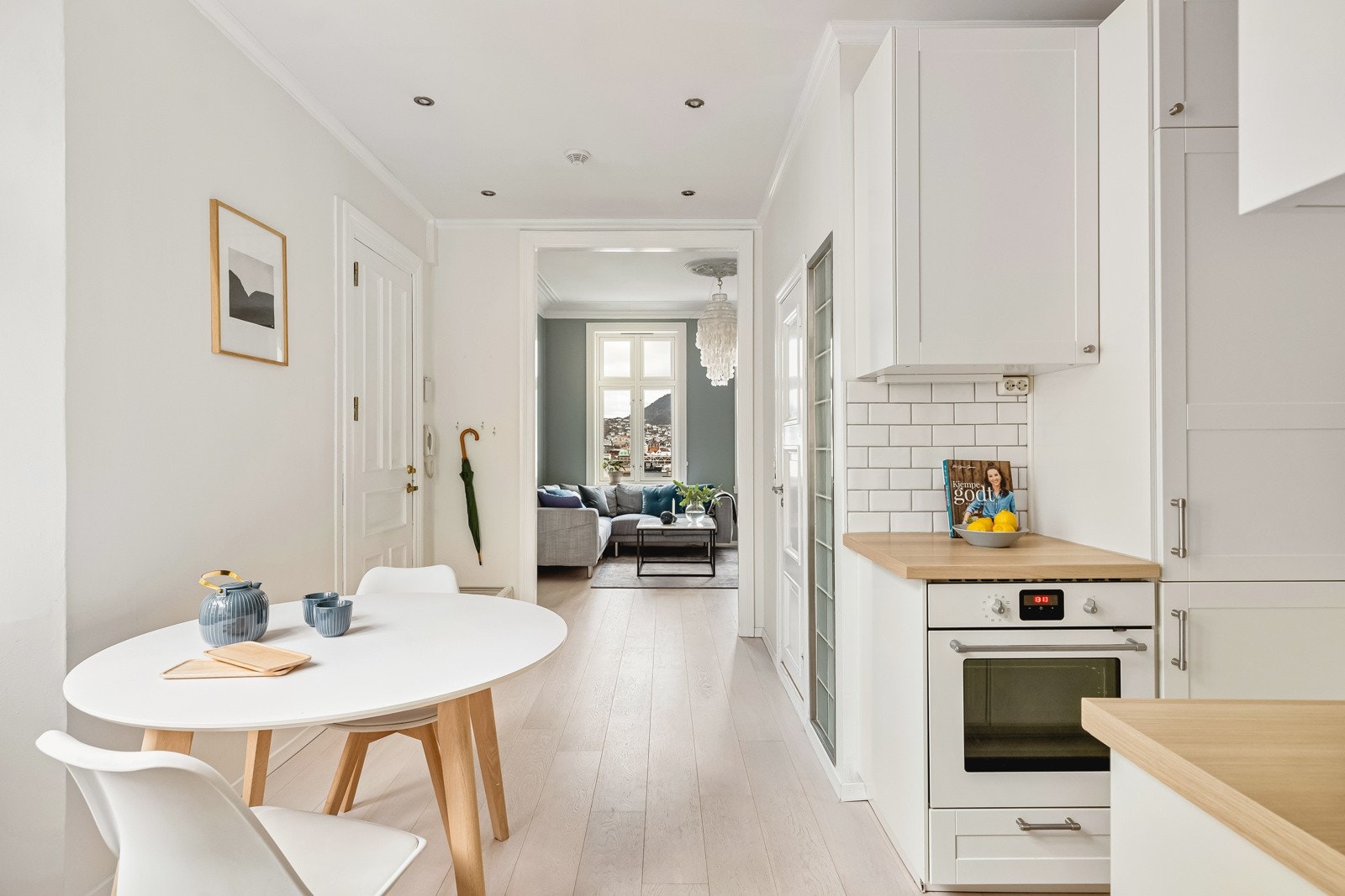 Leiligheten er lys, luftig og gir umiddelbart den gode følelsen med tidsriktige fargevalg og pen parkett. Galleribilde