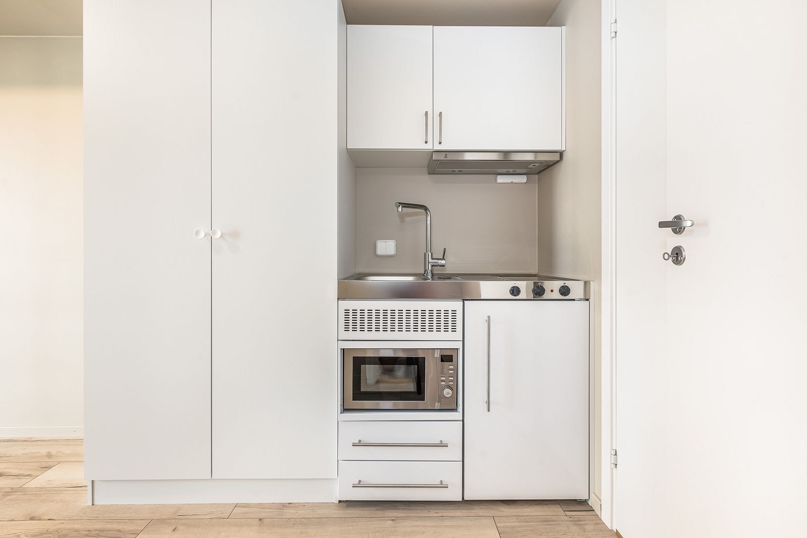 Nytt kjøkken med hvitevarer Galleribilde