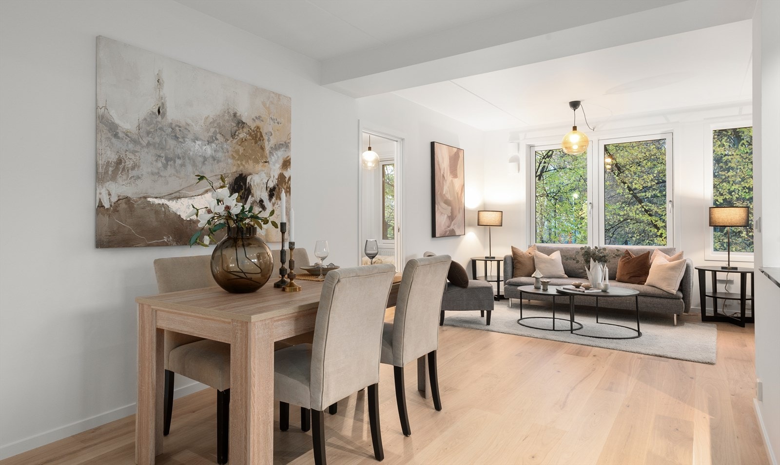 Stuens utforming gjør det enkelt å innrede med to ulike soner. Galleribilde