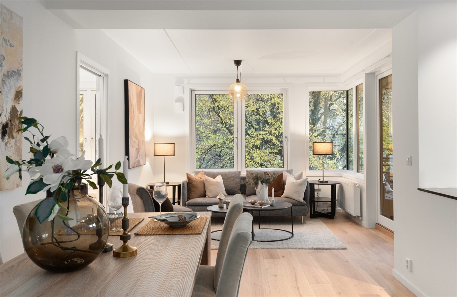 Leiligheten holder en gjennomgående god standard på materialer og utstyr, med stilrent kjøkken, nyere baderom, nymalte overflater, gjennomtenkte løsninger og pen en-stavs parkett. Galleribilde