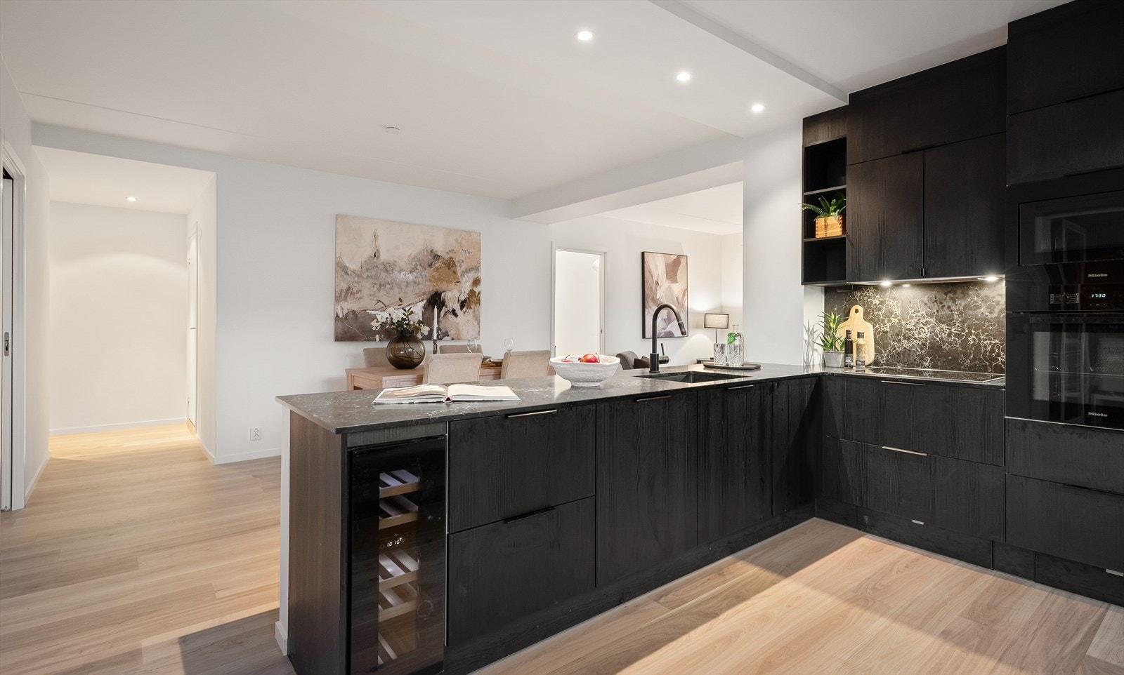 Det er integrert kjøl/fryseskap, platetopp, oppvaskmaskin, mikroovn og stekovn. Galleribilde