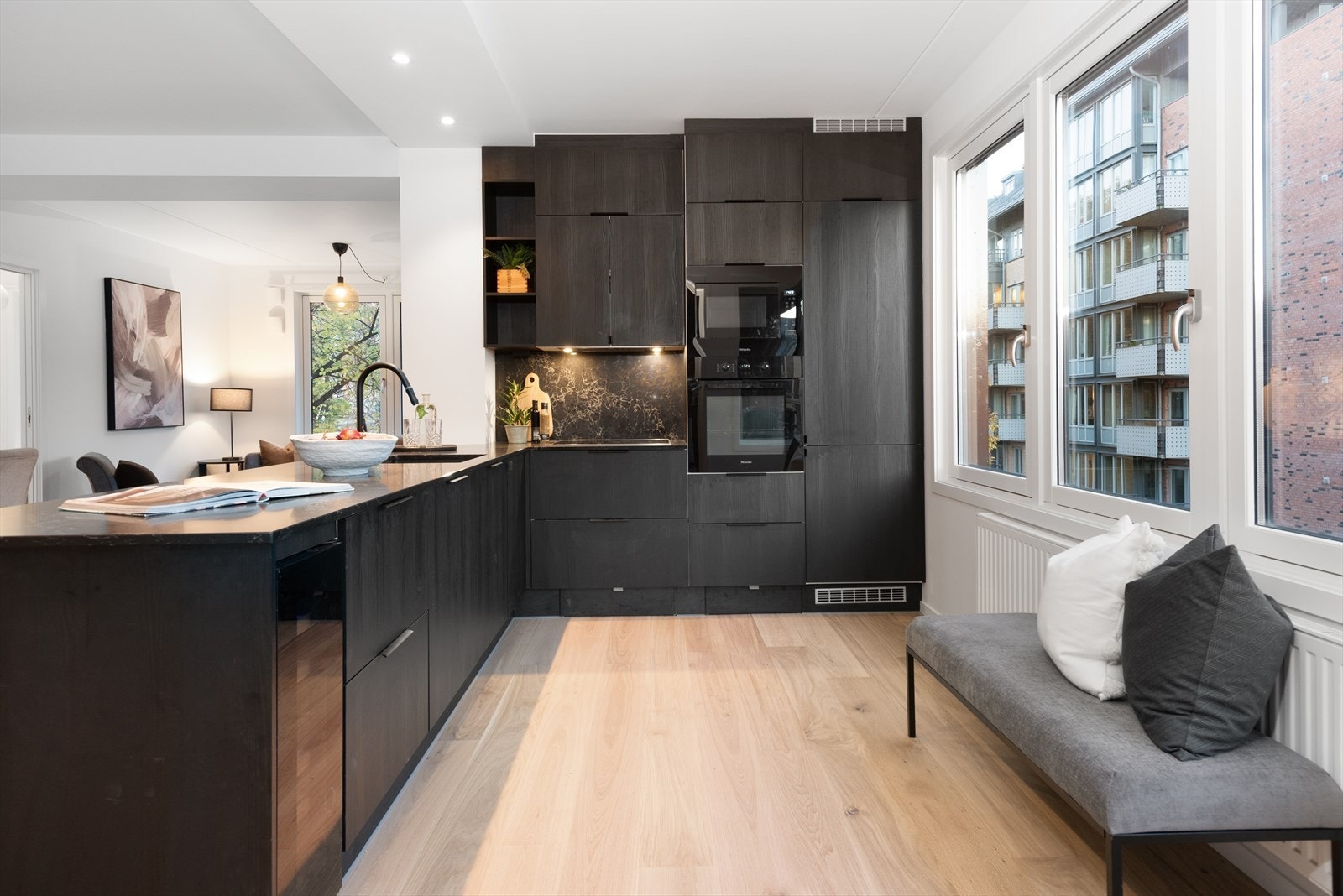 Delikat kjøkken fra 2022 med gode oppbevaringsmuligheter. Galleribilde