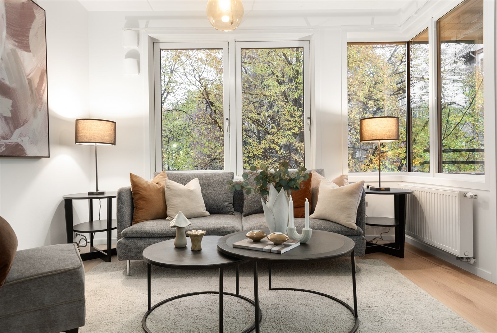 Hjørnestue med svært godt lysinnslipp via store, flotte vinduer. Galleribilde