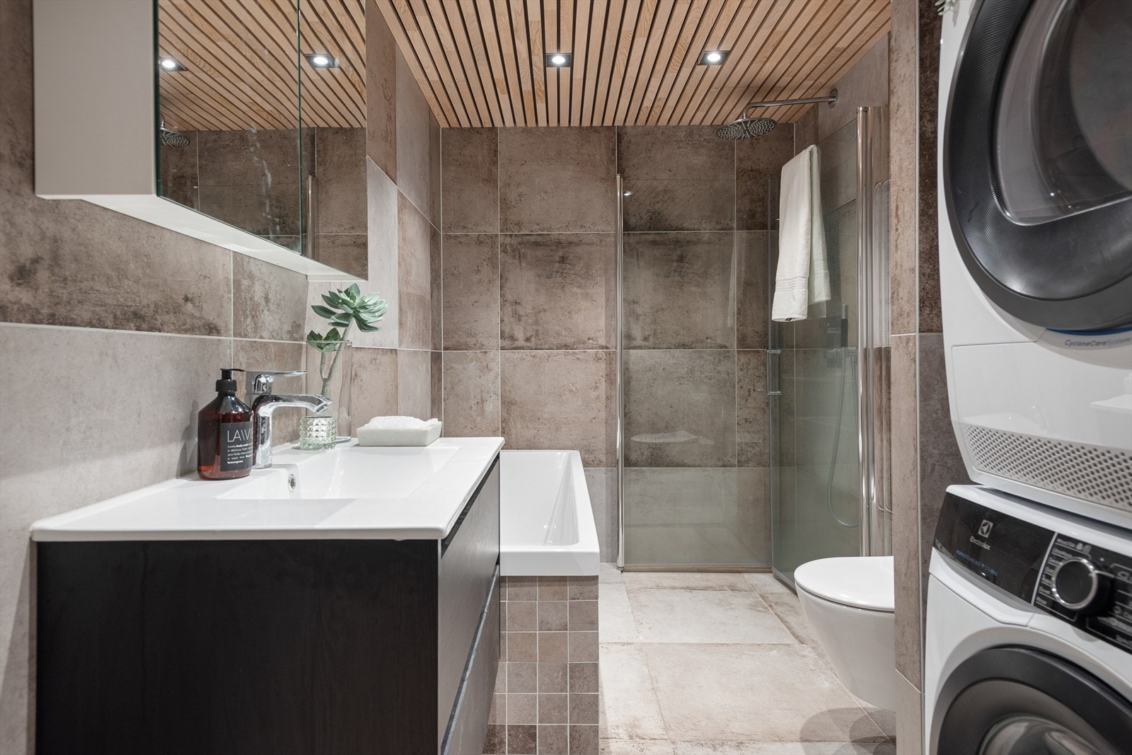 Moderne, helfliset bad med gulvvarme. Galleribilde