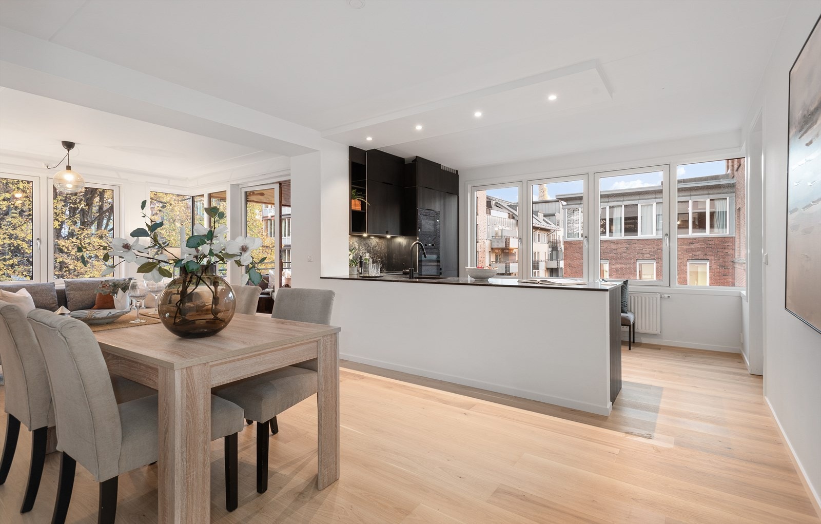 En praktisk åpen stue/kjøkkenløsning som skaper en sosial atmosfære. Galleribilde