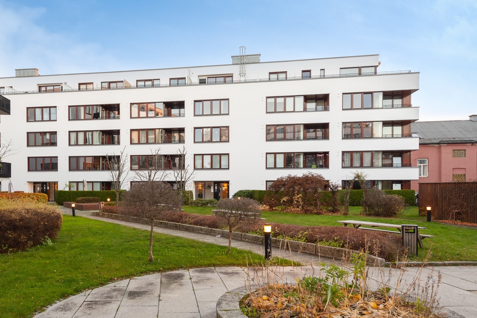 Leiligheten ligger meget attraktivt og sentralt til på Bislett med umiddelbar nærhet til "alt". Galleribilde