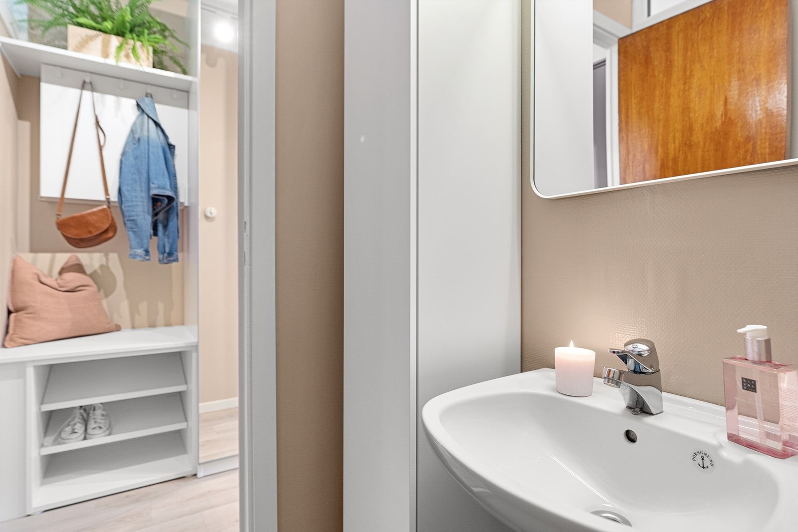 Badet er eldre/utdatert, sett bort ifra følgende oppgraderinger gjort i 2023: malt vegger/himling, nytt speil, nytt høyskap og nytt dusjhode. Galleribilde