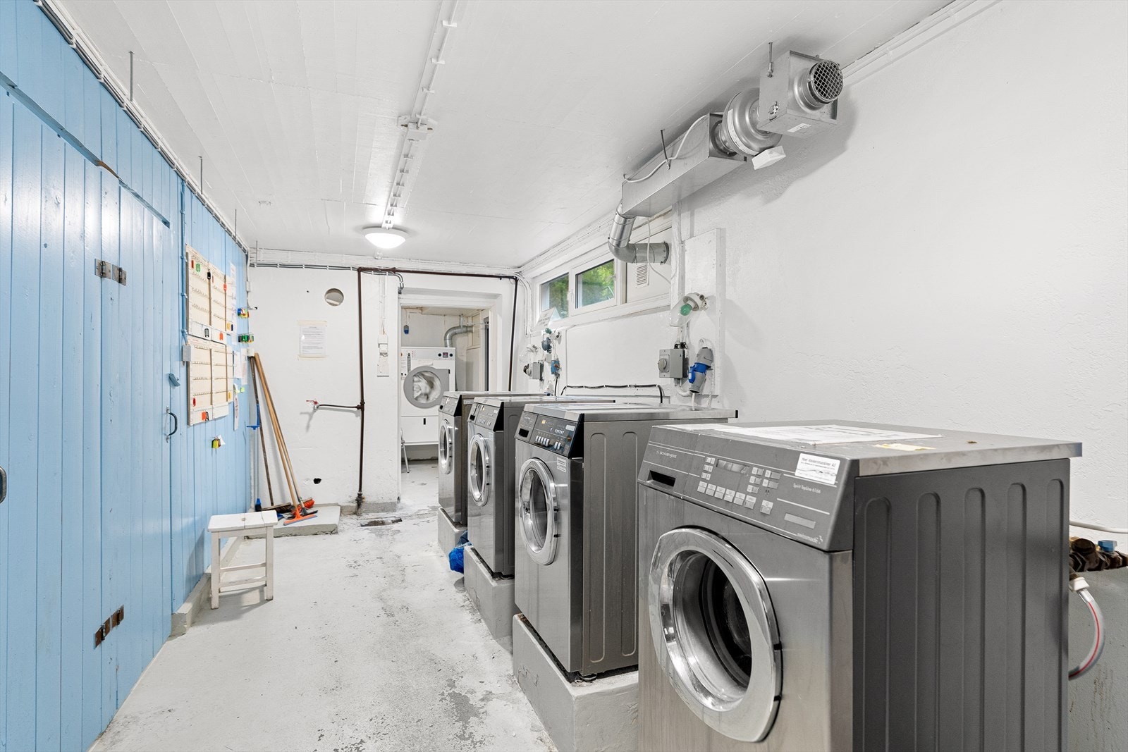 Borettslaget har felles vaskeri (med tørkerom) som man kan benytte seg av. Galleribilde
