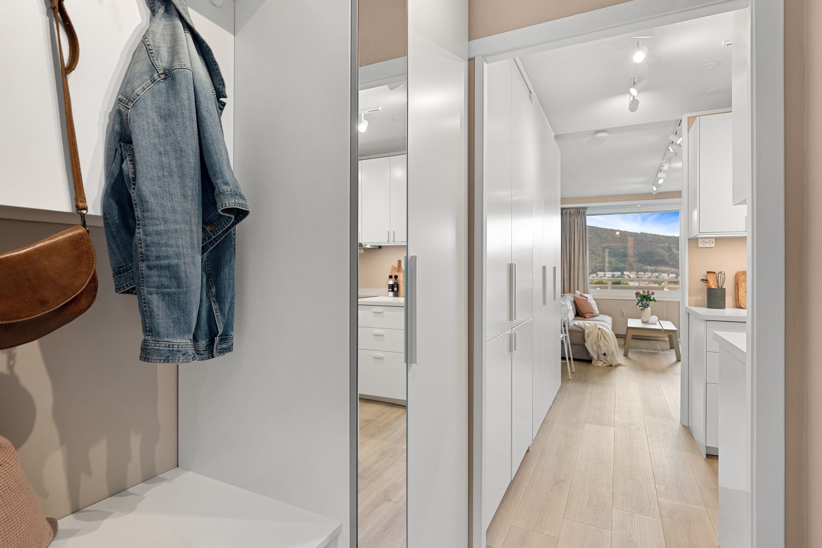 For å få mest mulig oppbevaringsplass er det satt inn PAX-skap i gang (75 cm) og kjøkken (1,50 cm). Galleribilde