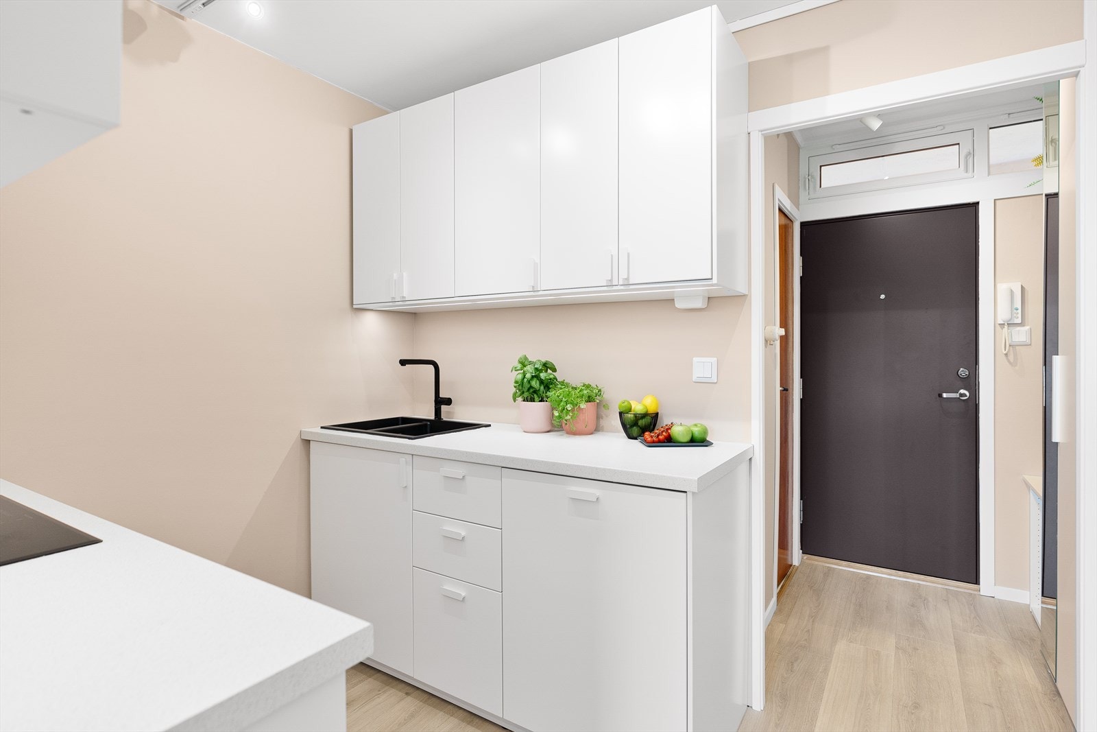 Kjøkkenet er effektivt utnyttet med god benke- og skapplass, full size oppvaskmaskin og kjøl-/fryseskap. Galleribilde