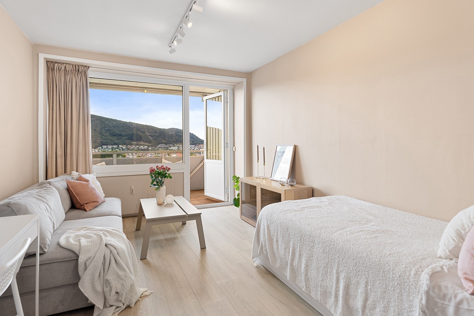 Den koselige leiligheten er smakfullt innredet, og har en smart planløsning som utnytter plassen på best mulig måte. Galleribilde