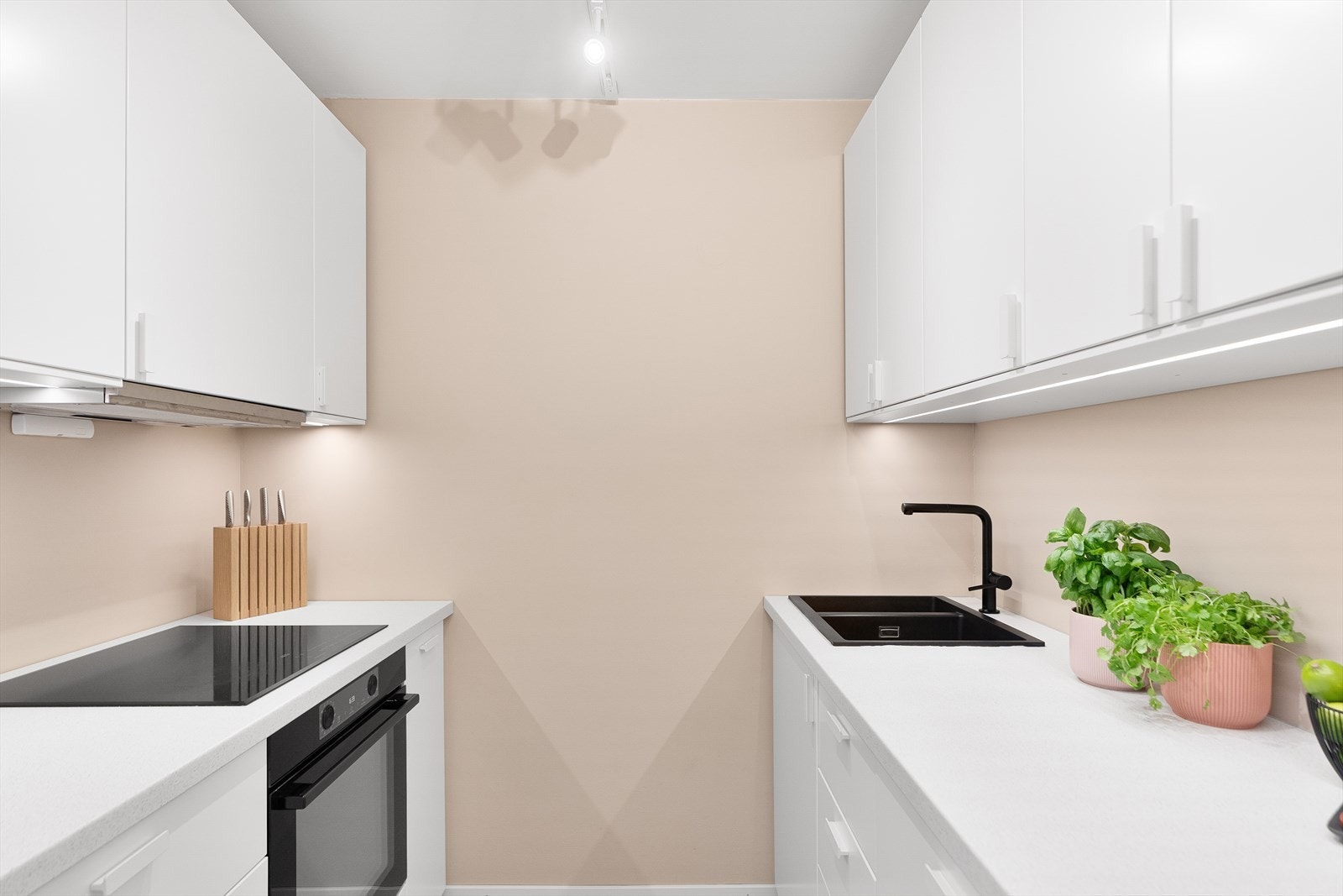 For å maksimere kjøkkenet ble vasken strategisk plassert i hjørnet, for å en større sone med benkeplass. Galleribilde