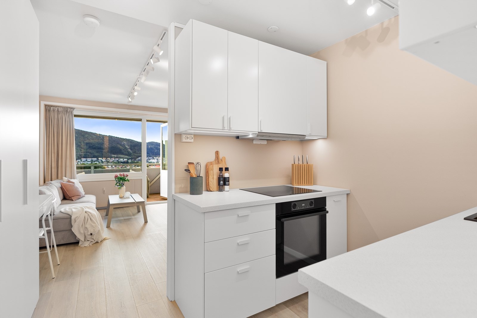 Følg med videre inn på kjøkkenet - flott, nytt IKEA-kjøkken fra 2023! Galleribilde