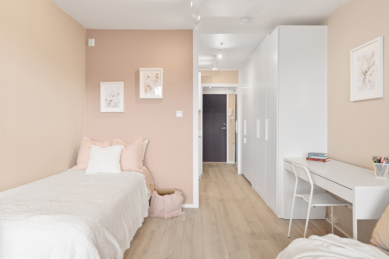 Legg merke til kontrastveggen som bryter litt opp i fargevalget, men samtidig harmonerer utrolig godt. Galleribilde