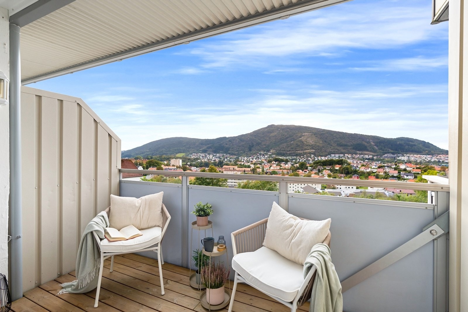 Kan være like koselig å sitte på altanen når det er mørkt å se på lysene og stjernene - det anbefales! Galleribilde