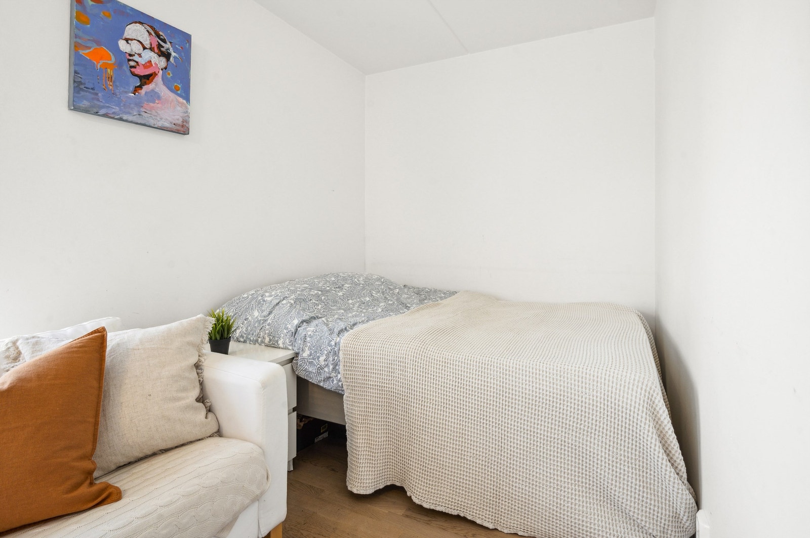 Den kan fint leies ut slik den er med stue/kjøkken og bad, men kan også brukes som et soverom nr. 4 Galleribilde