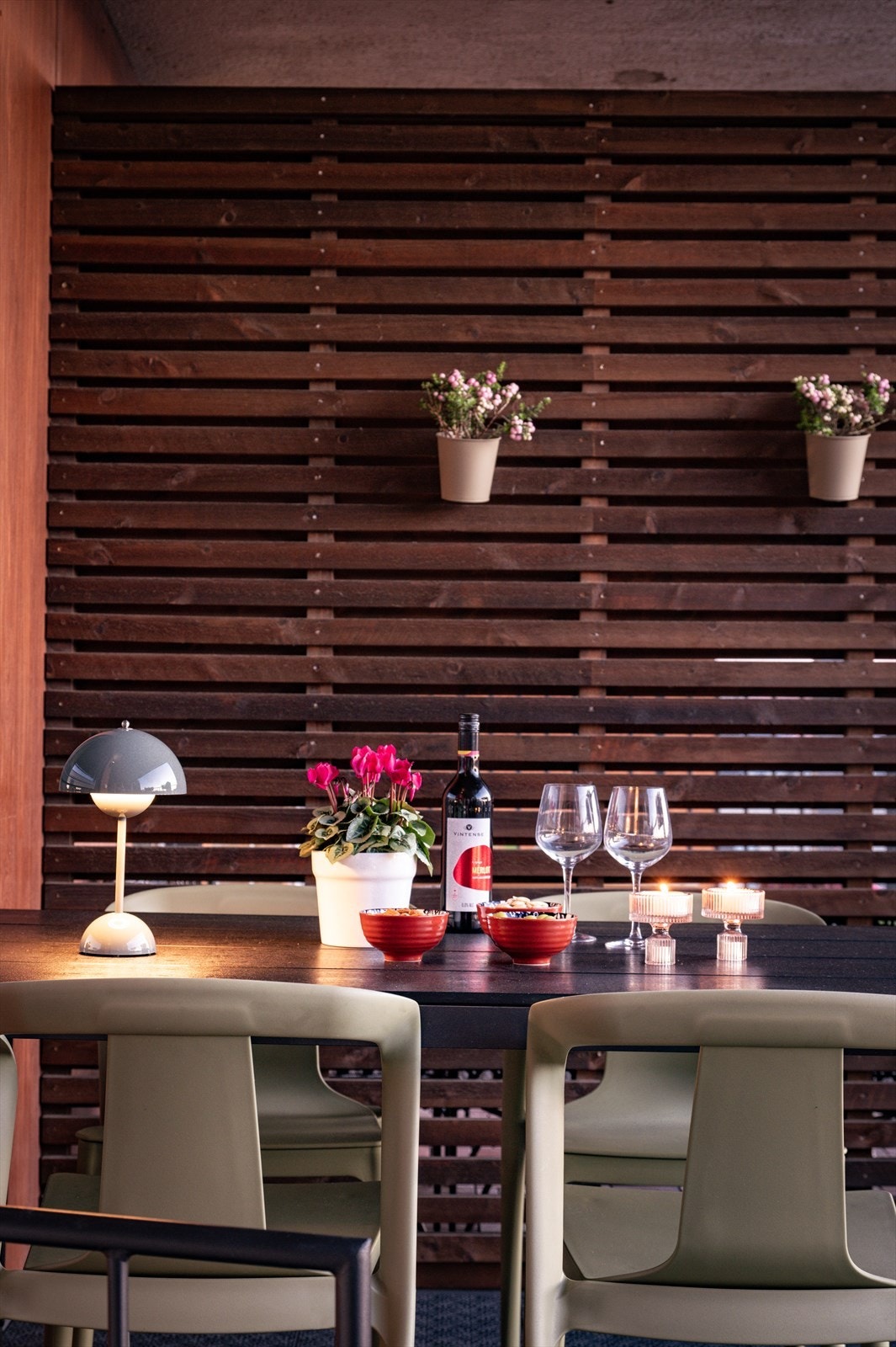 Balkongen er skjermet og har god plass til flere soner Galleribilde