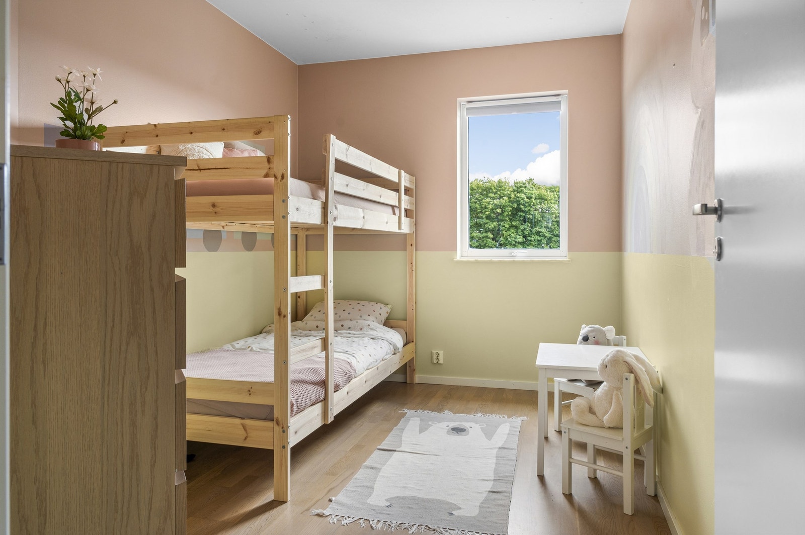 Boligens andre soverom er også av god størrelse og er i dag innredet som et hyggelig barnerom Galleribilde