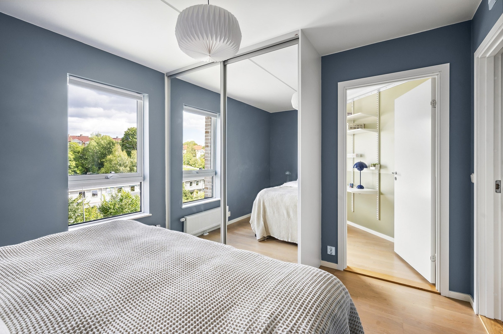 Innredet med plassbygd skyvedørsgarderobe med speildører Galleribilde